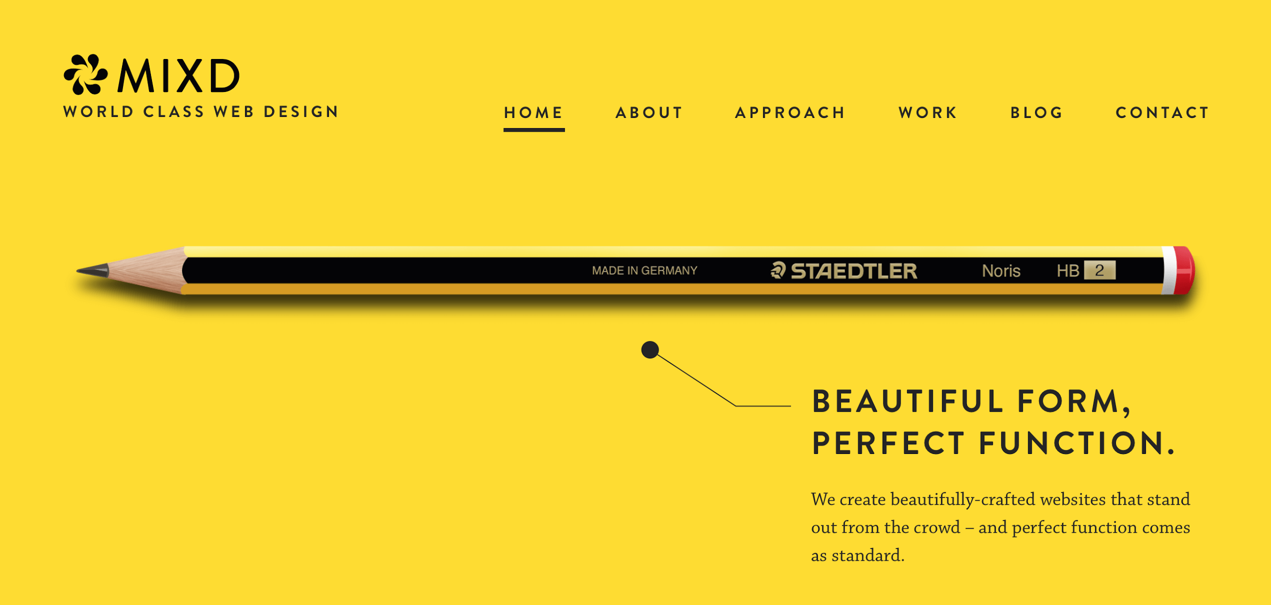 Een gele achtergrond met een foto van een potlood en tekst die over het ontwerp van de website gaat, met menu-items zoals Home, About, Approach, Work, Blog en Contact.