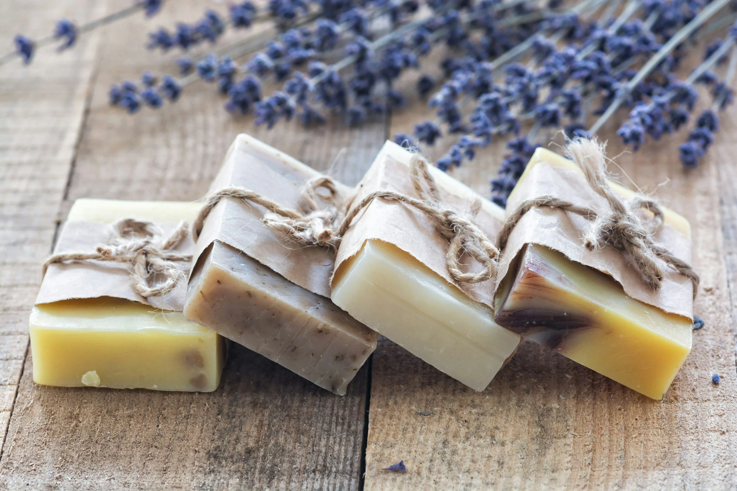 Handmade natural soaps with lavender, used in creative rural workshops and slow living experiences.