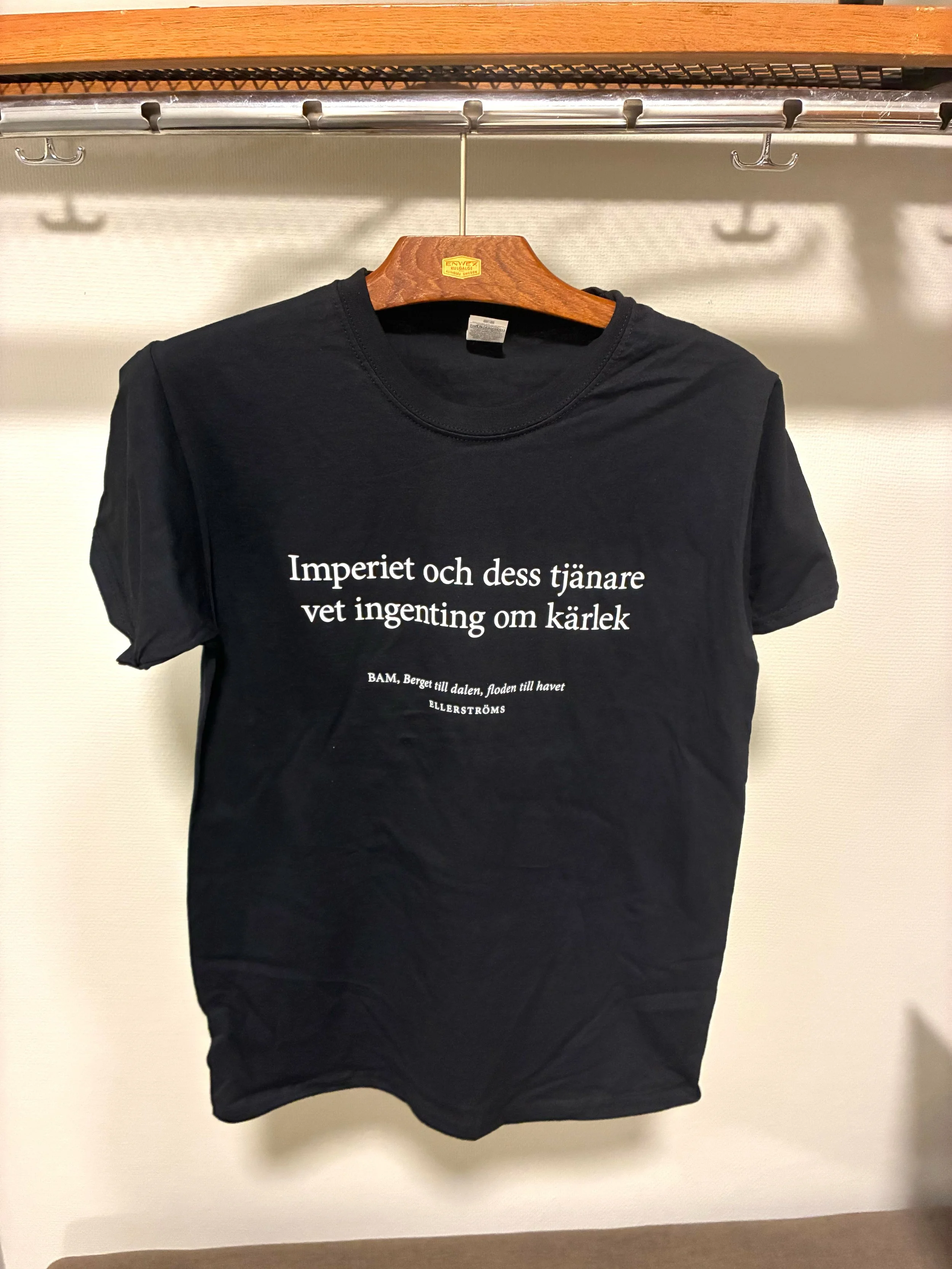 "Imperiet och dess tjänare vet ingenting om kärlek" t-shirt