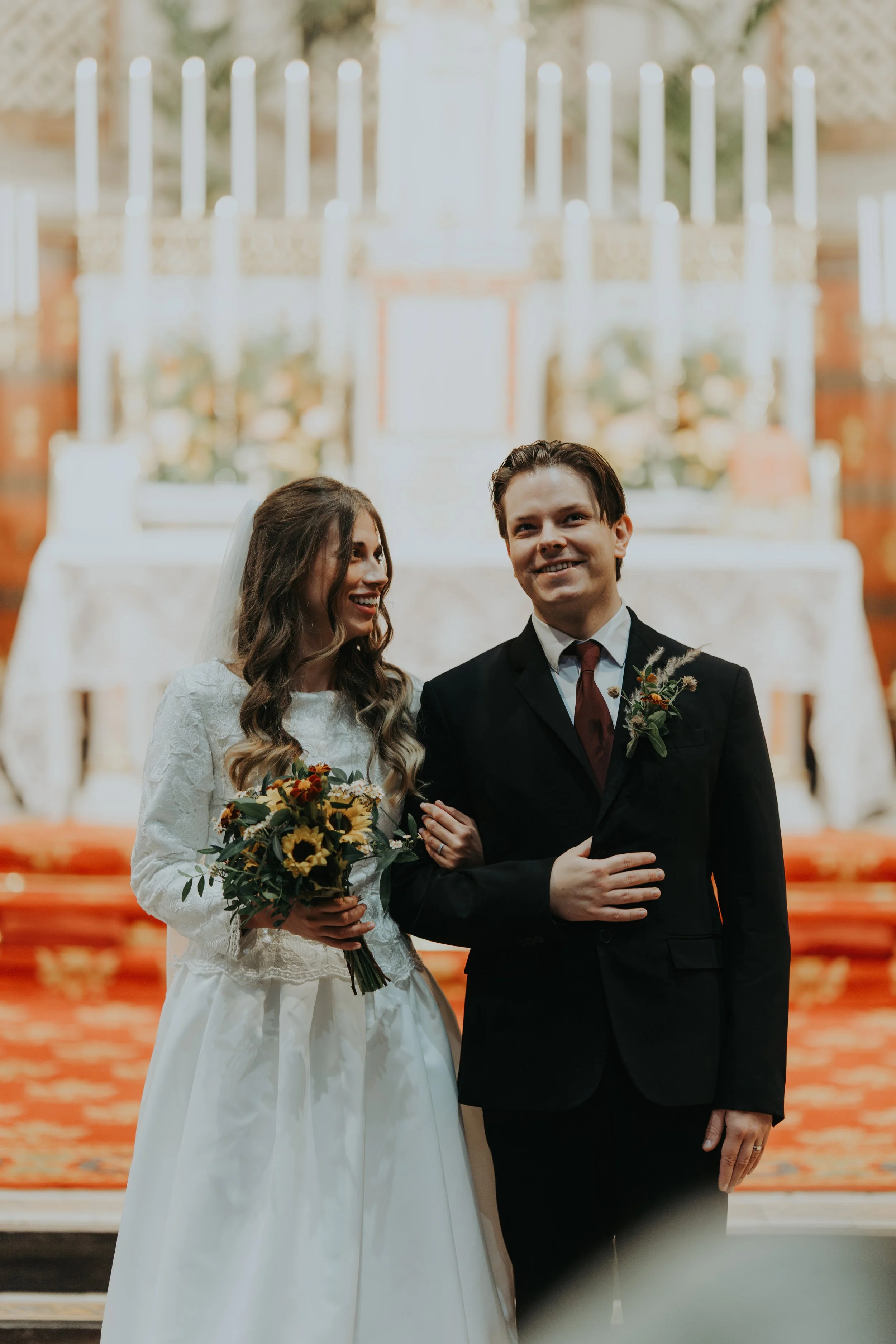 Bruid en bruidengom in het Priesterbroederschap Sint-Pius X met echte emotie