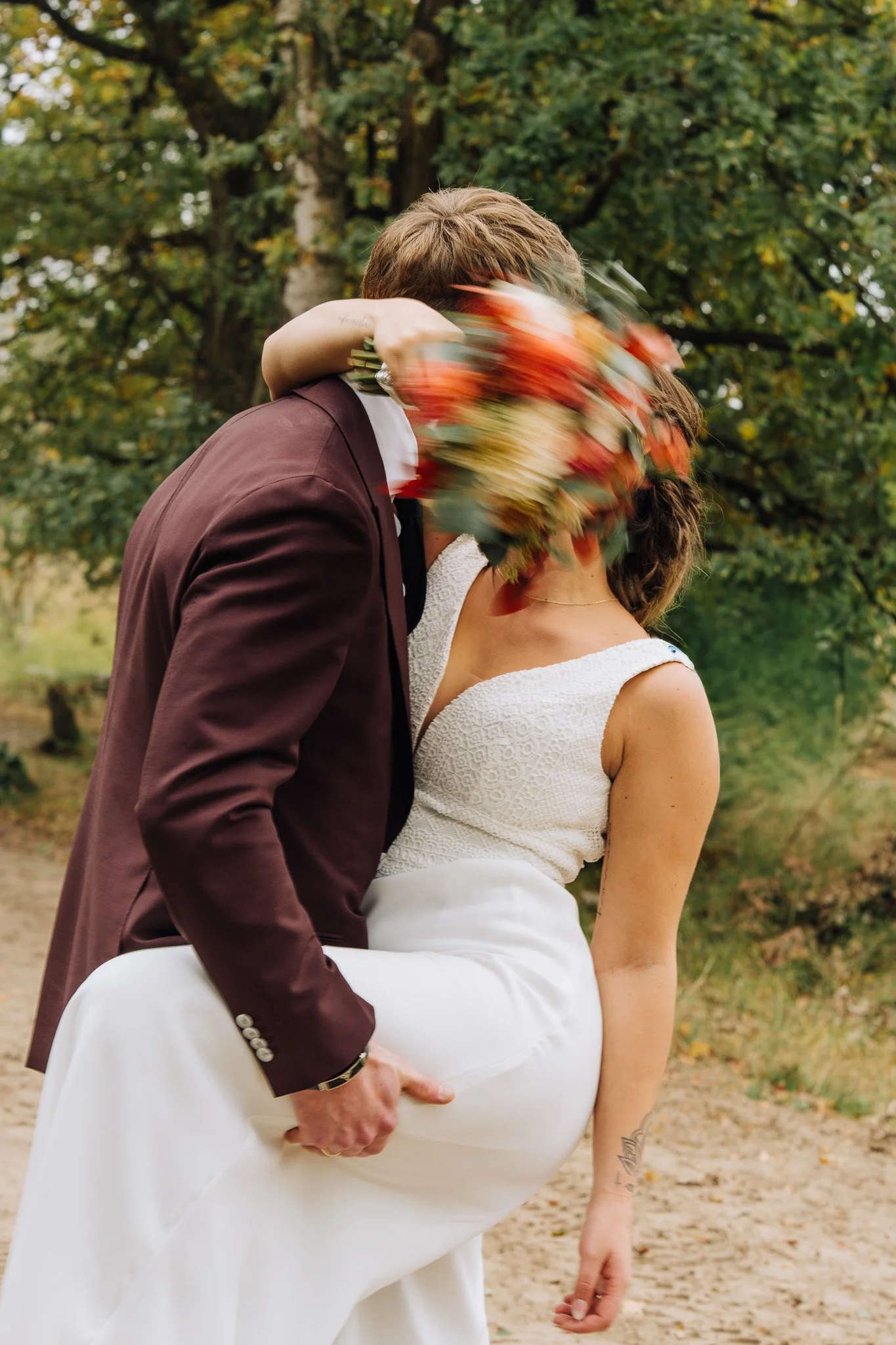 Natural wedding photography at the Kalmthoutse Heide in Belgium documentary style movement