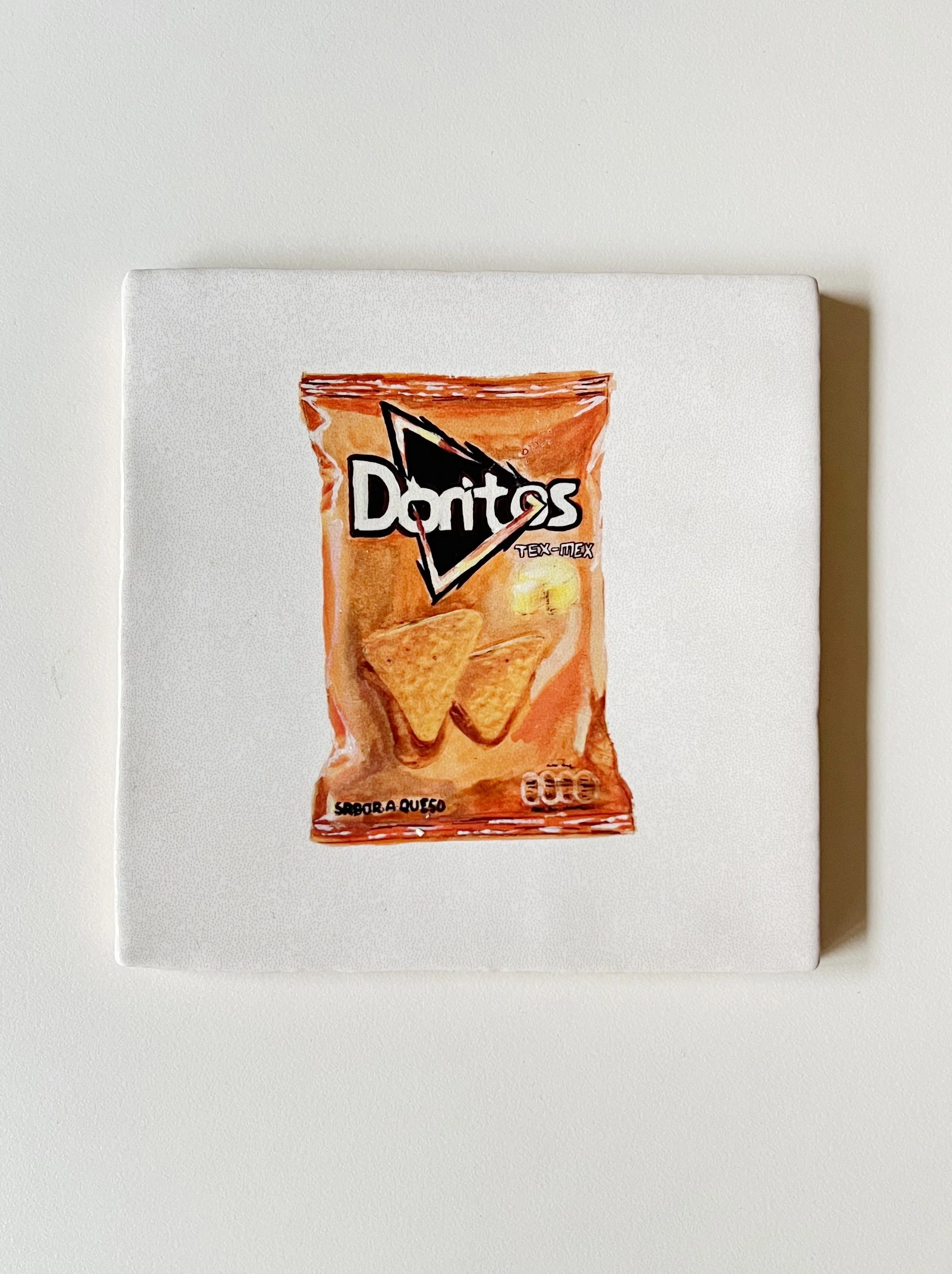 Ilustración sobre azulejo de una bolsa de Doritos creada por Bylajuana