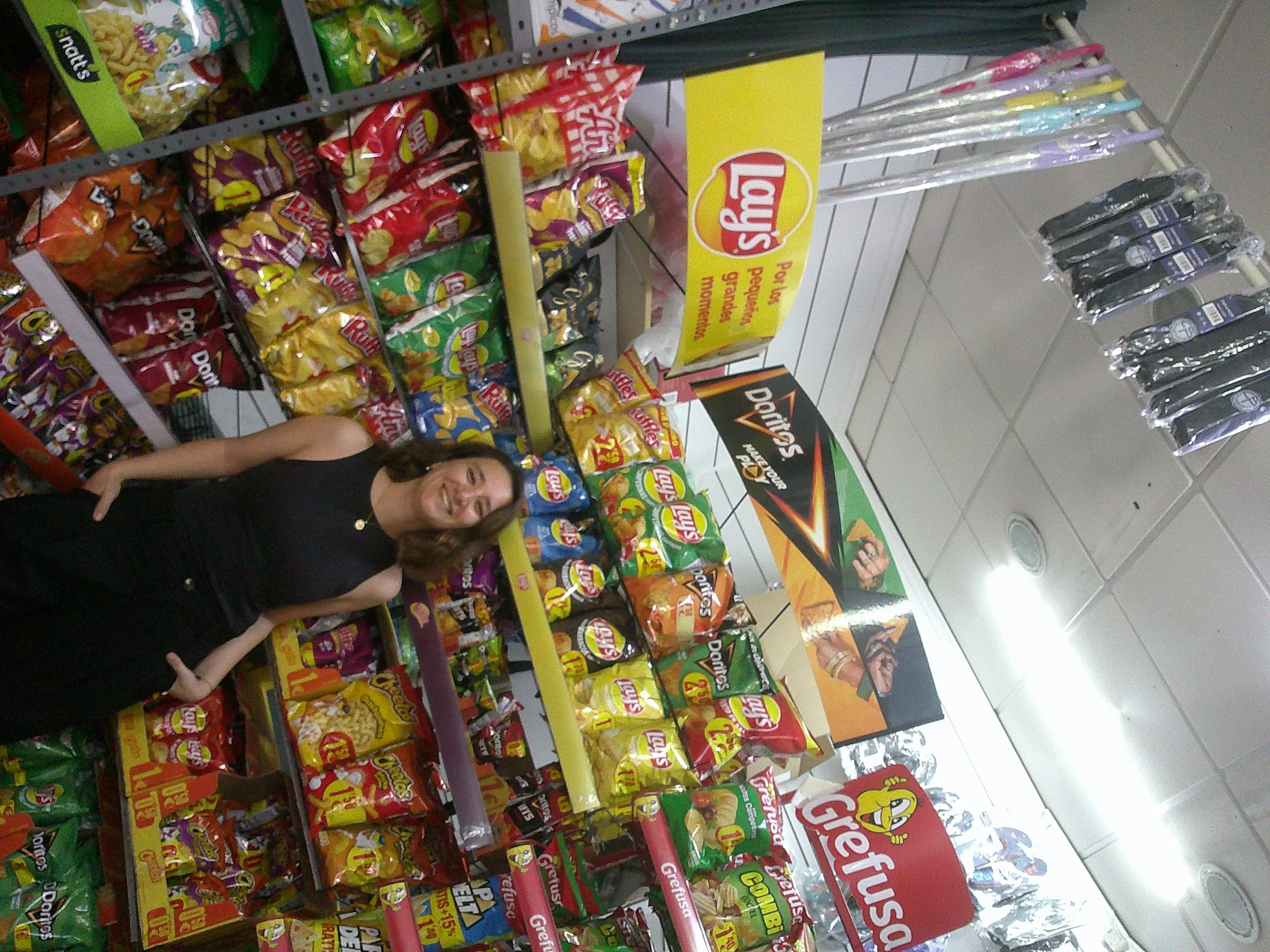 Lucía Palanca sonriendo, creadora de Bylajuana, posando entre snacks en una tienda cogiendo inspiracion para una coleccion