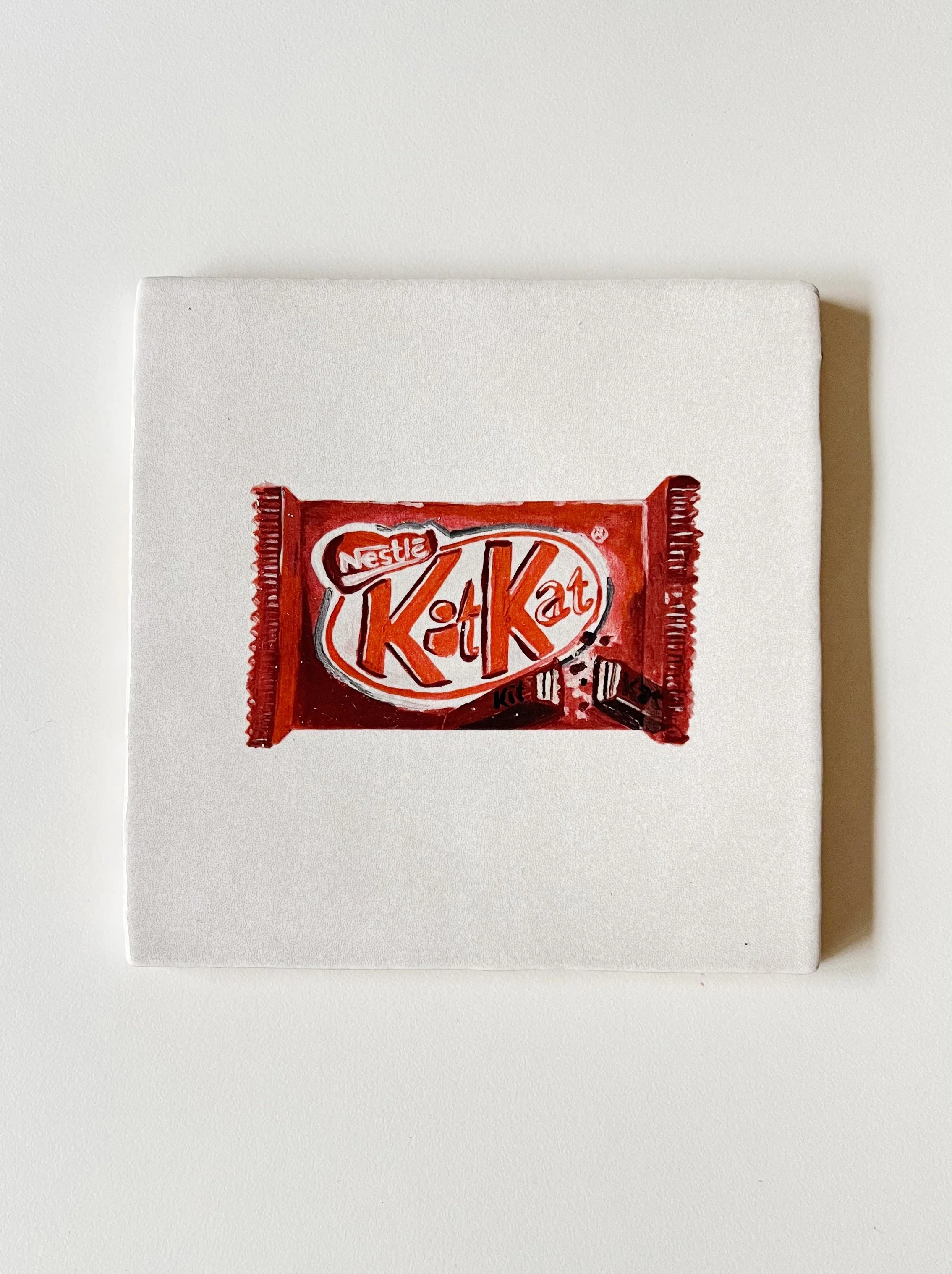 Ilustración sobre azulejo de un KitKat creada por Bylajuana