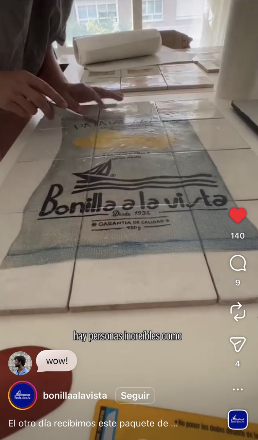 Lucía Palanca, creadora de Bylajuana, preparando azulejos para la colaboración con Bonilla a la Vista