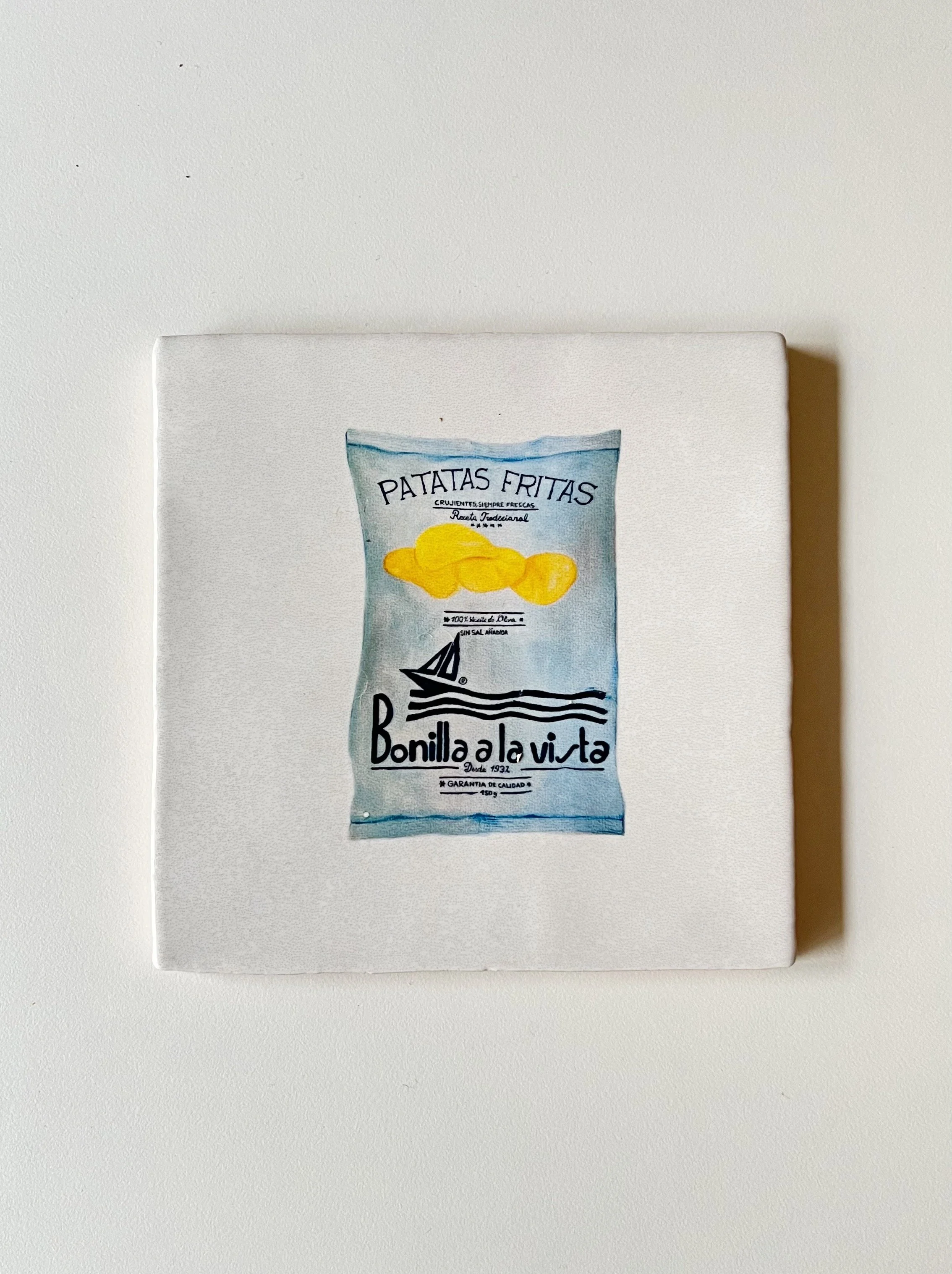 Ilustración sobre azulejo de una bolsa de patatas fritas Bonilla a la Vista creada por Bylajuana