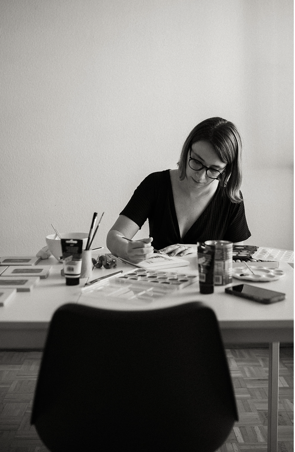 Lucía Palanca, creadora de Bylajuana, ilustrando en su estudio