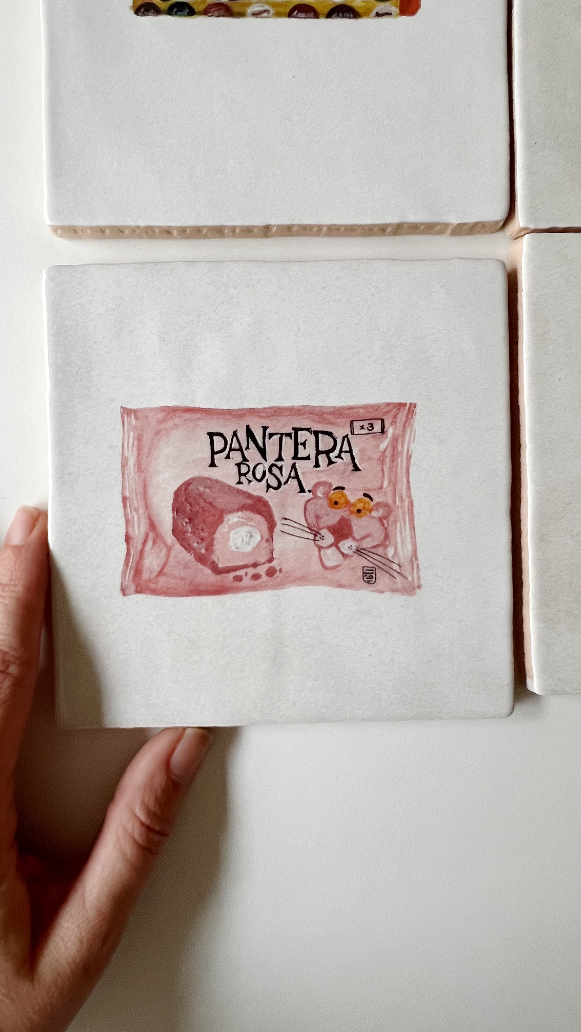 Ilustración sobre azulejo de un bizcocho Pantera Rosa creado Bylajuana