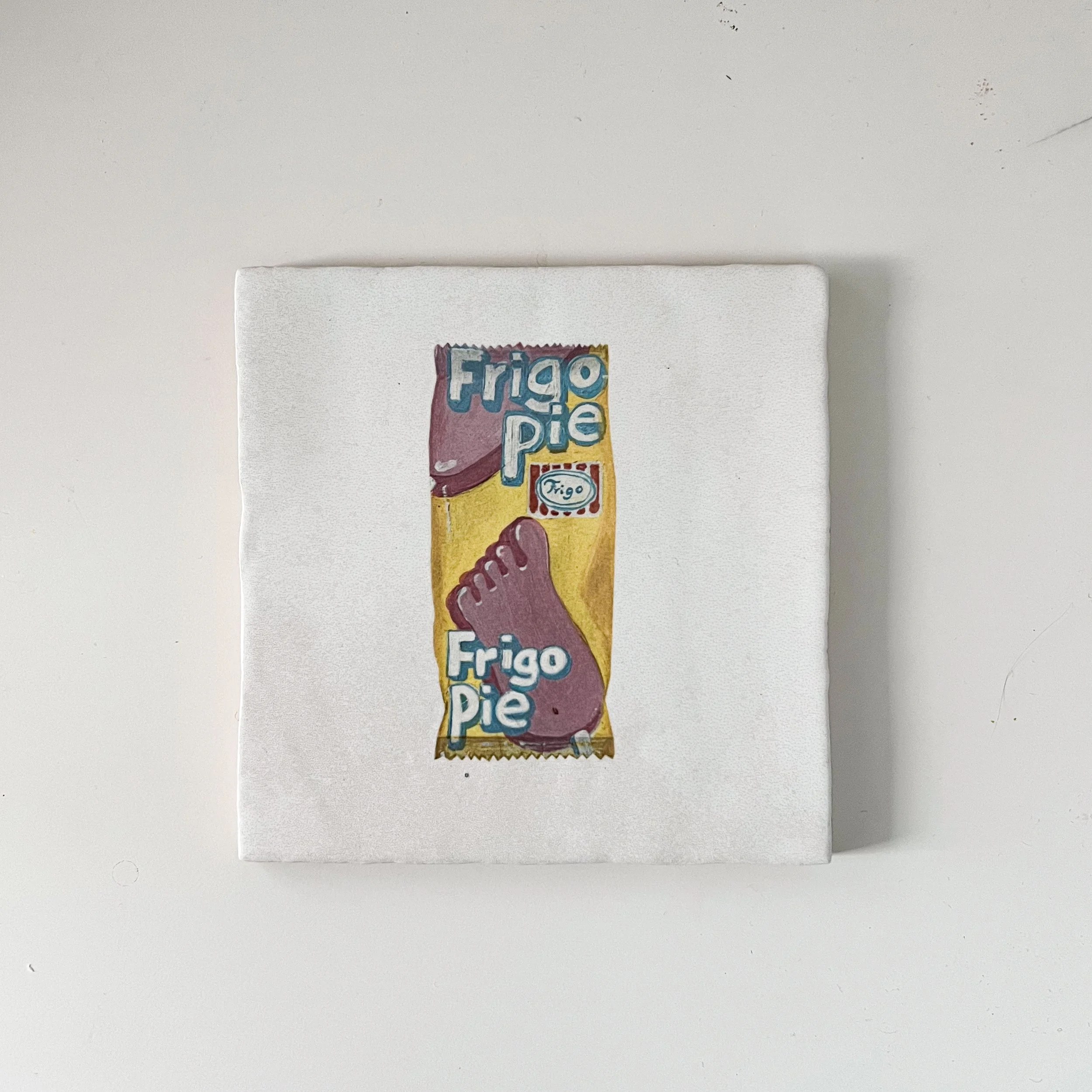 Ilustración sobre azulejo de un Frigo Pie creada por Bylajuana