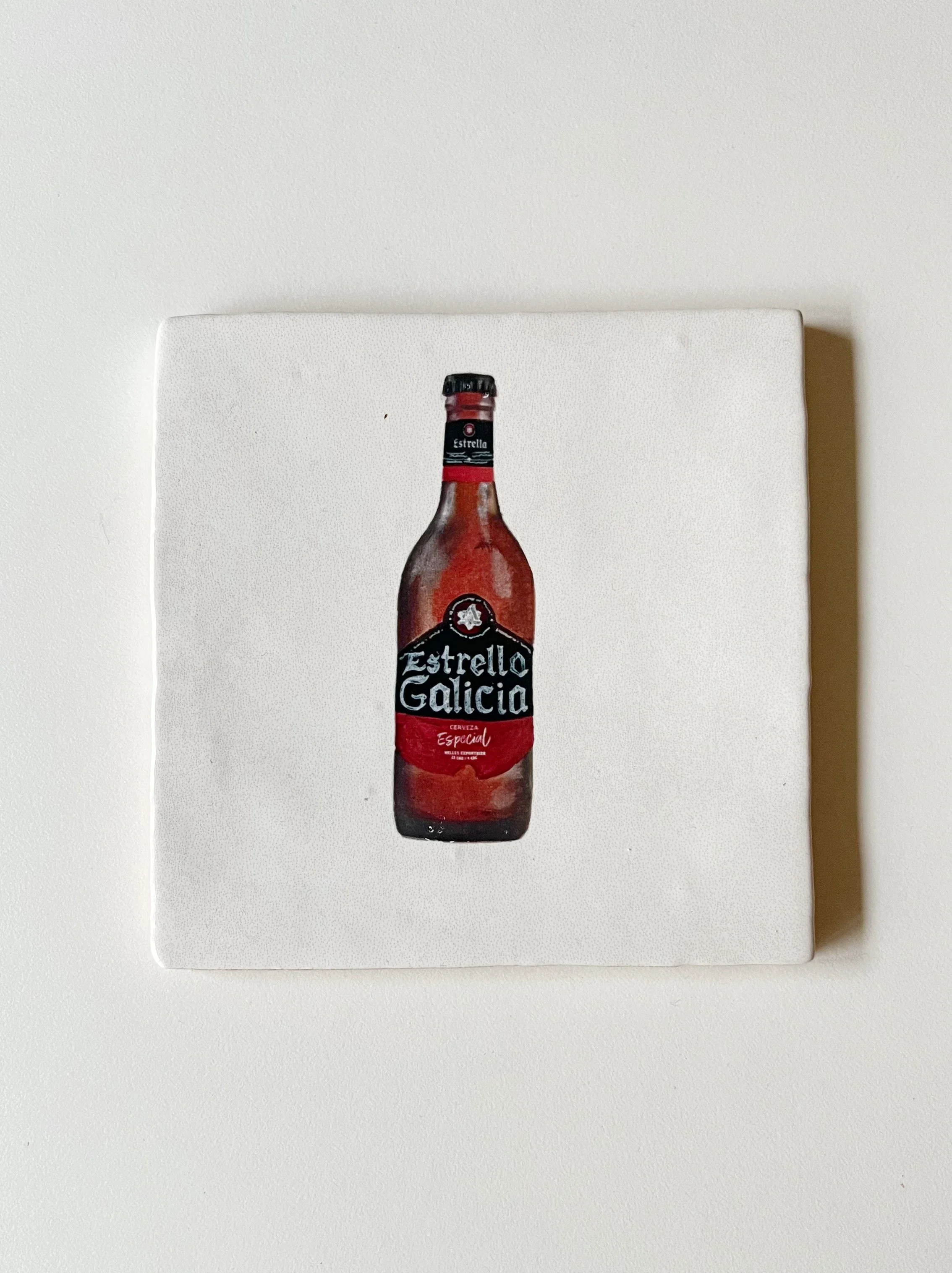 Ilustración sobre azulejo de una botella de Estrella Galicia creada por Bylajuana