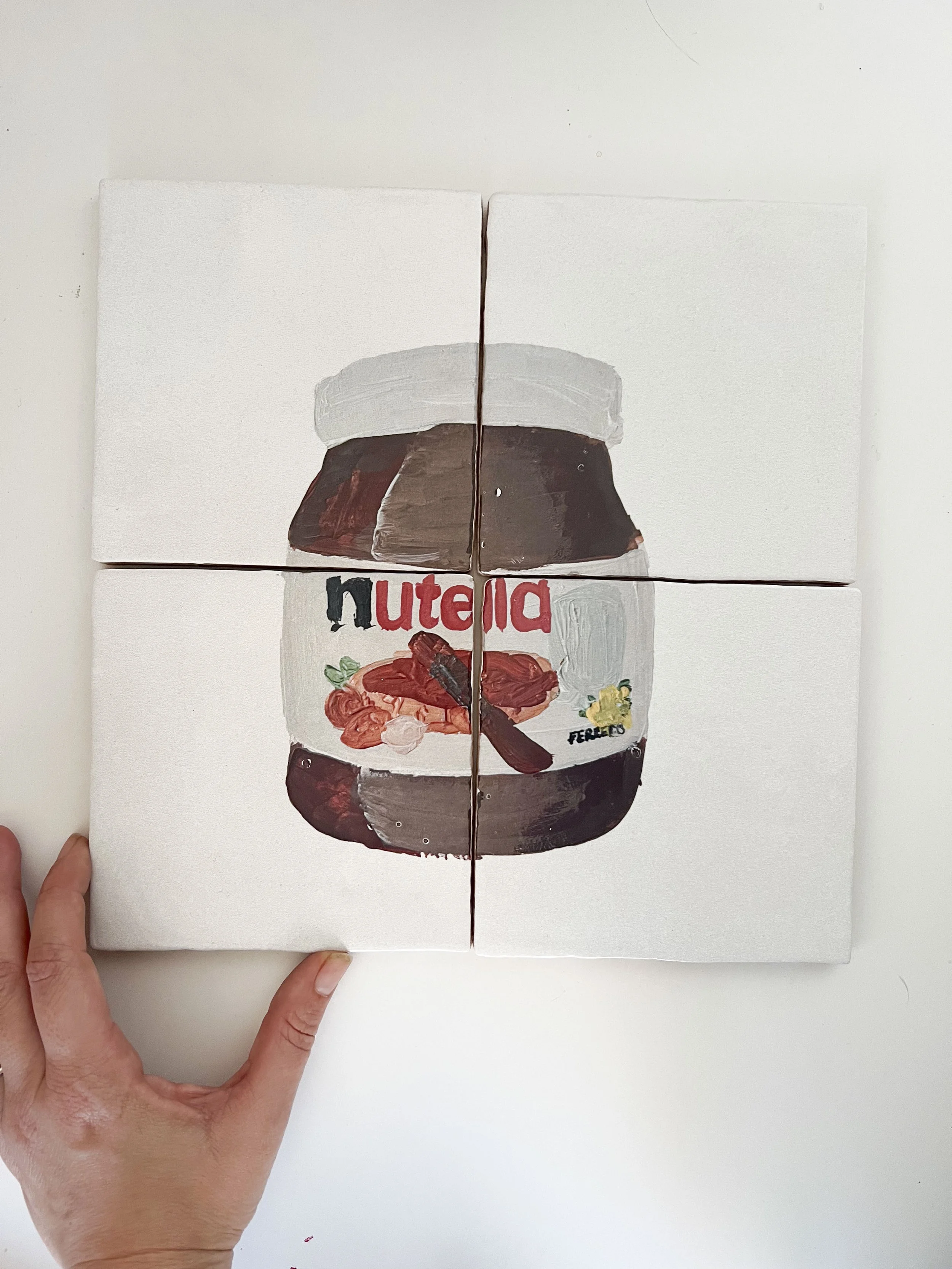 Ilustración sobre azulejo de un tarro de Nutella creada por Bylajuana