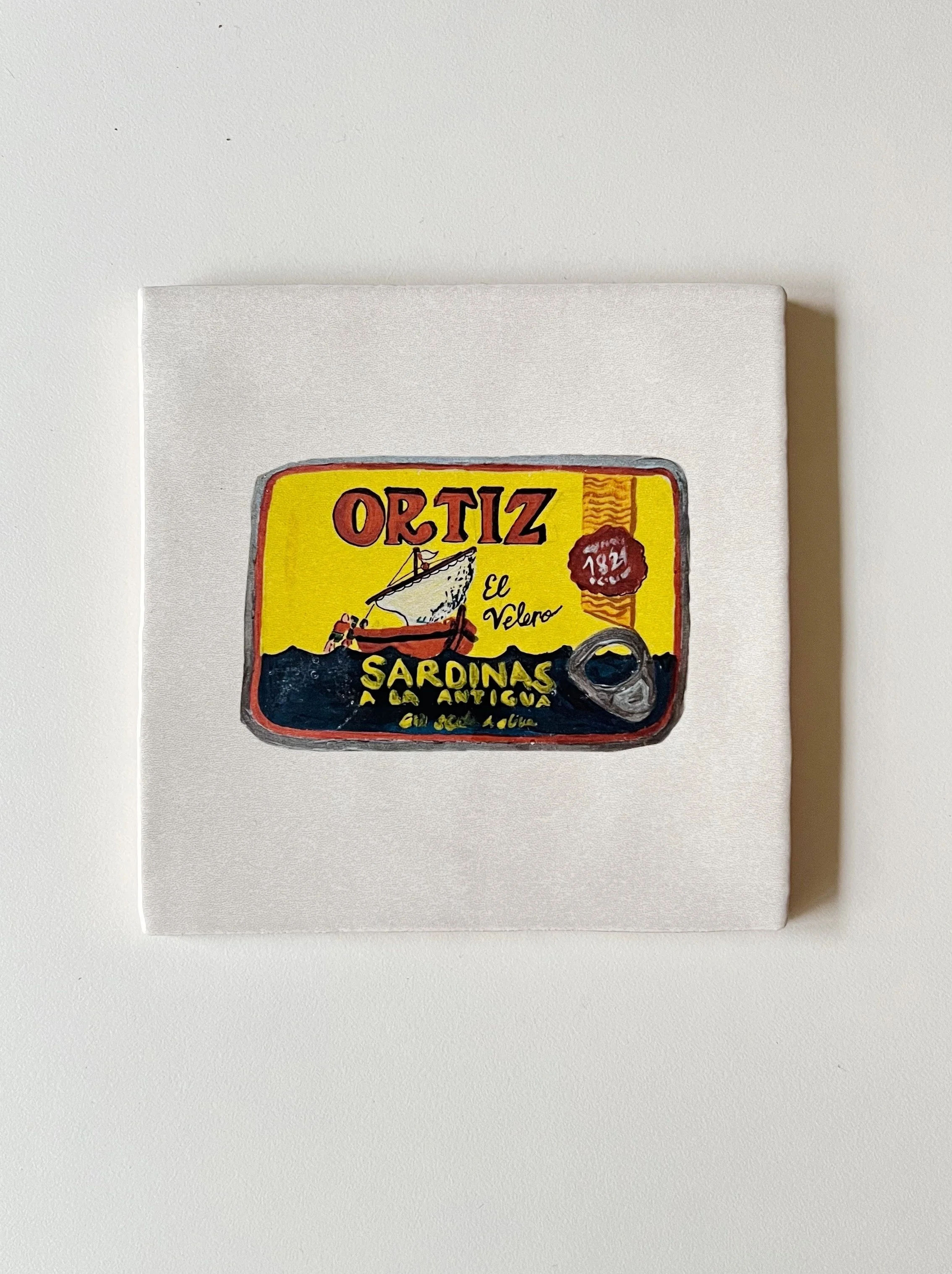 Ilustración sobre azulejo de una lata de sardinas Ortiz creada por Bylajuana