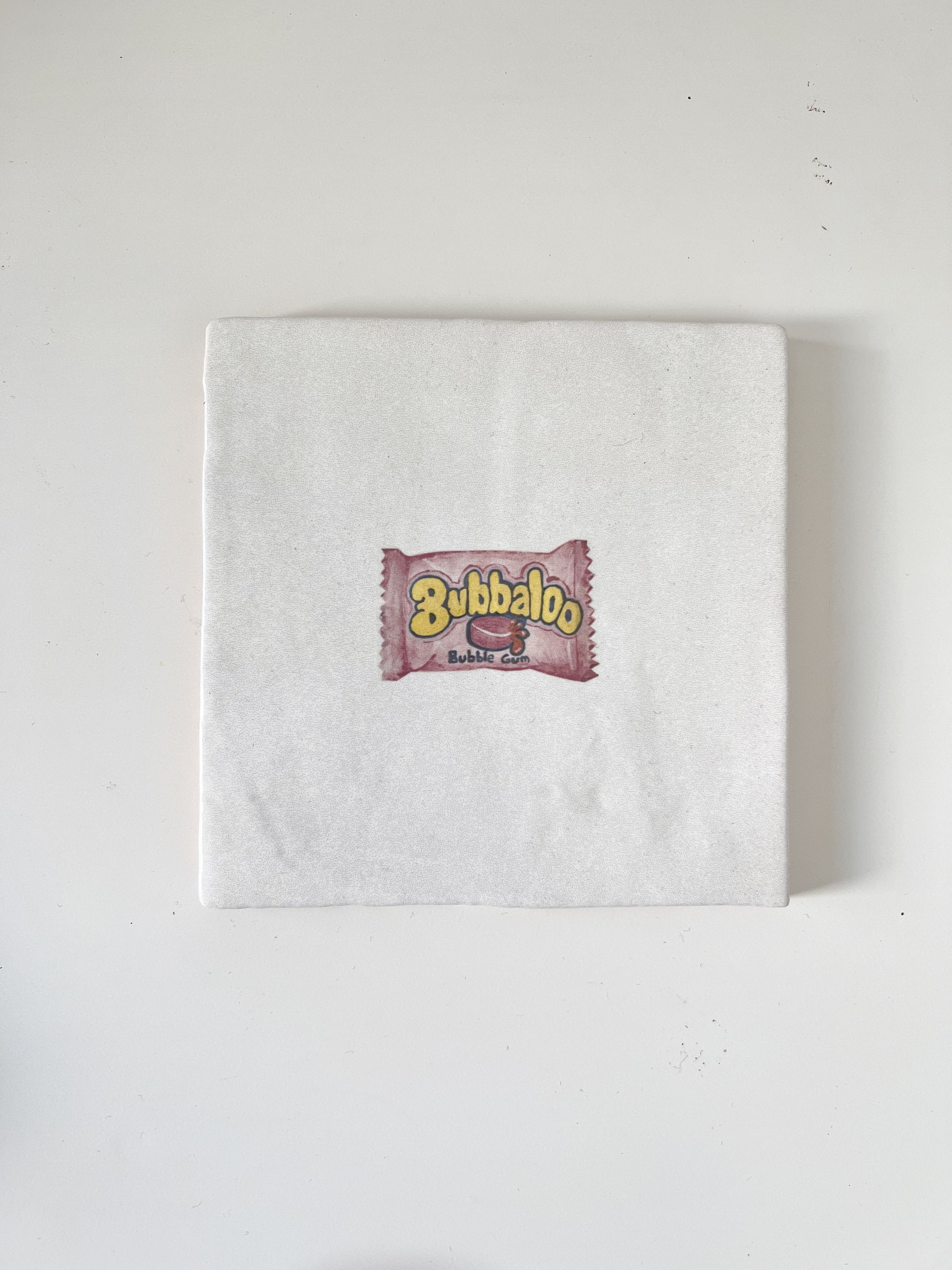 Ilustración sobre azulejo de un chicle Bubbaloo creada por Bylajuana