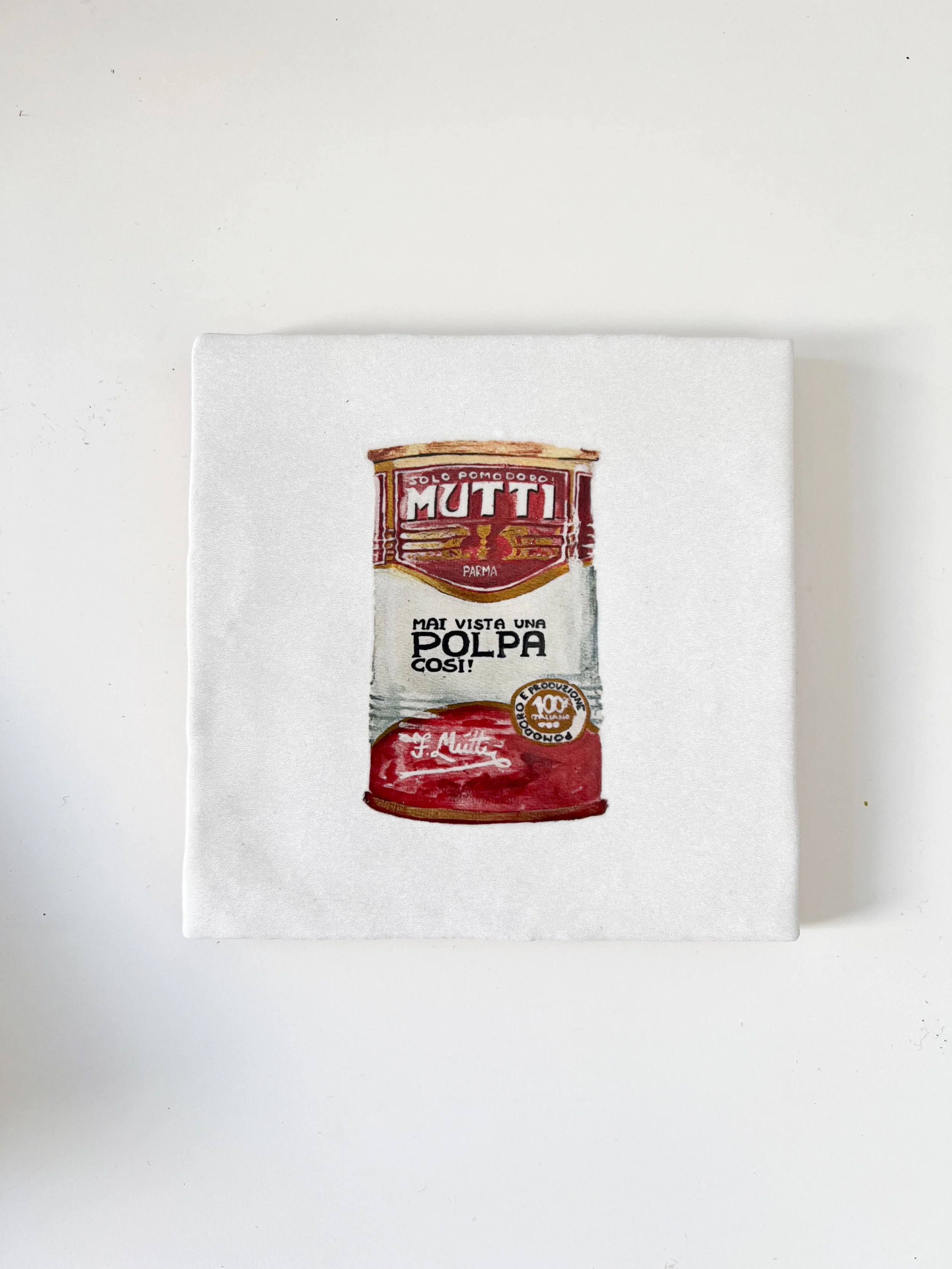 Ilustración sobre azulejo de una lata de tomate Mutti creada por Bylajuana