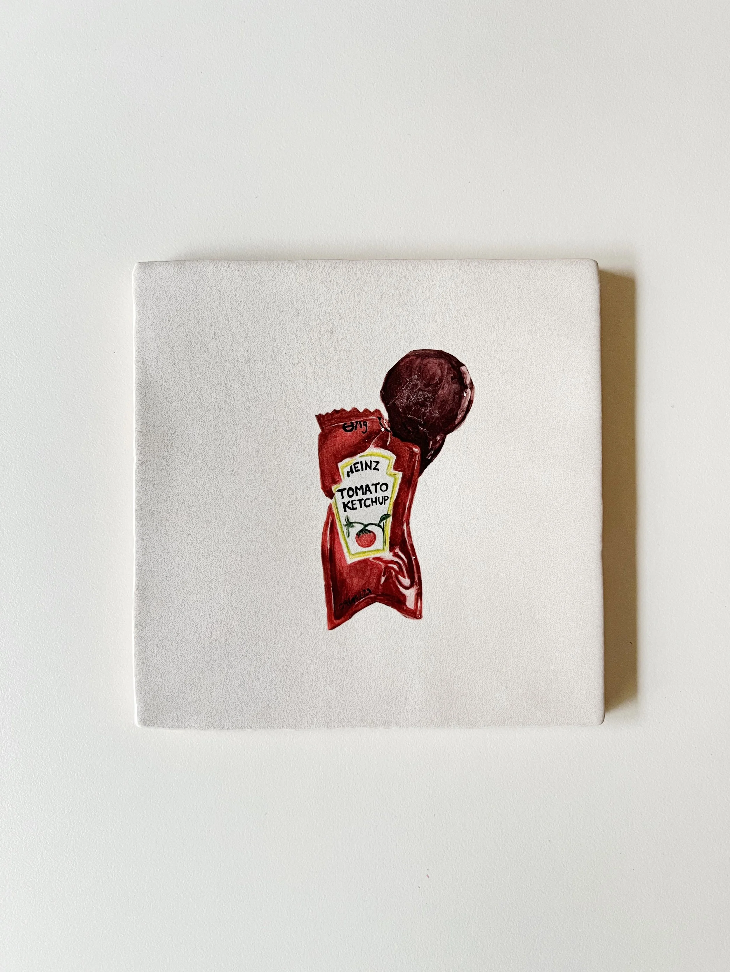 Ilustración sobre azulejo de un sobre de Heinz Ketchup creada por Bylajuana