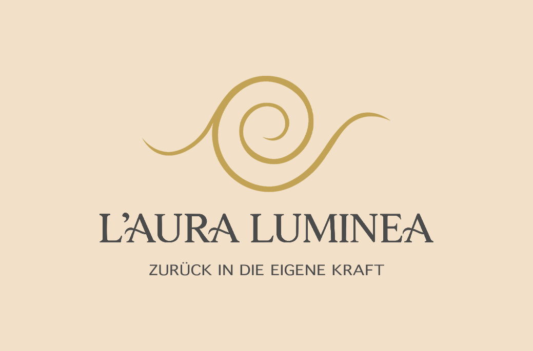 Logo mit goldener Spirale und schwarzen Text: 'L'AURA LUMINEA' und 'Zurück in die eigene Kraft' auf beigem Hintergrund.