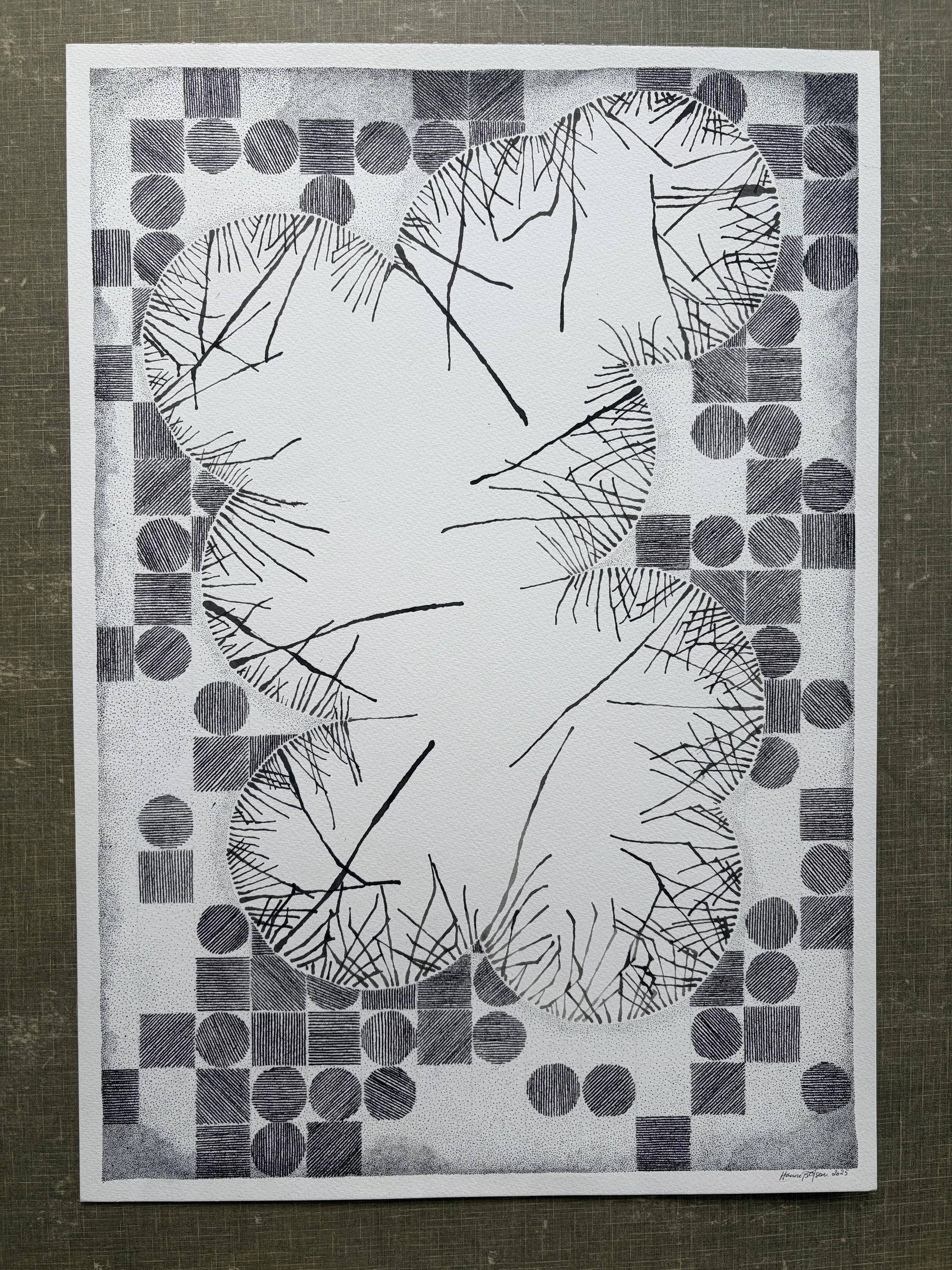 Abstrakt sort-hvid illustration med geometriske former, herunder cirkler og firkanter, samt skitseagtige træagtige linjer, med signatur og årstal nederst til højre.