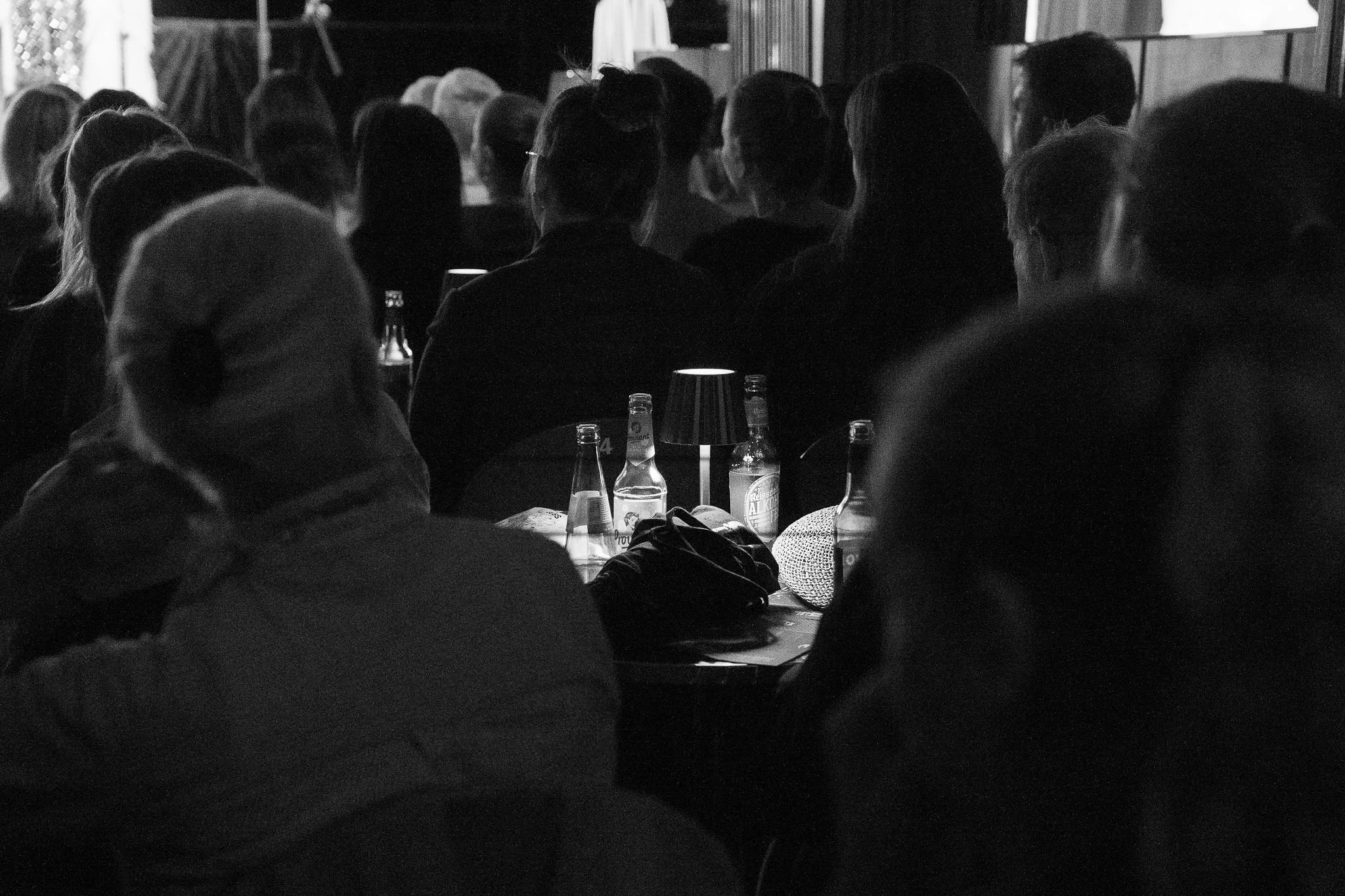 Publikum während einer ausverkauften Whipped Cream Theater- und Drag-Show in Köln