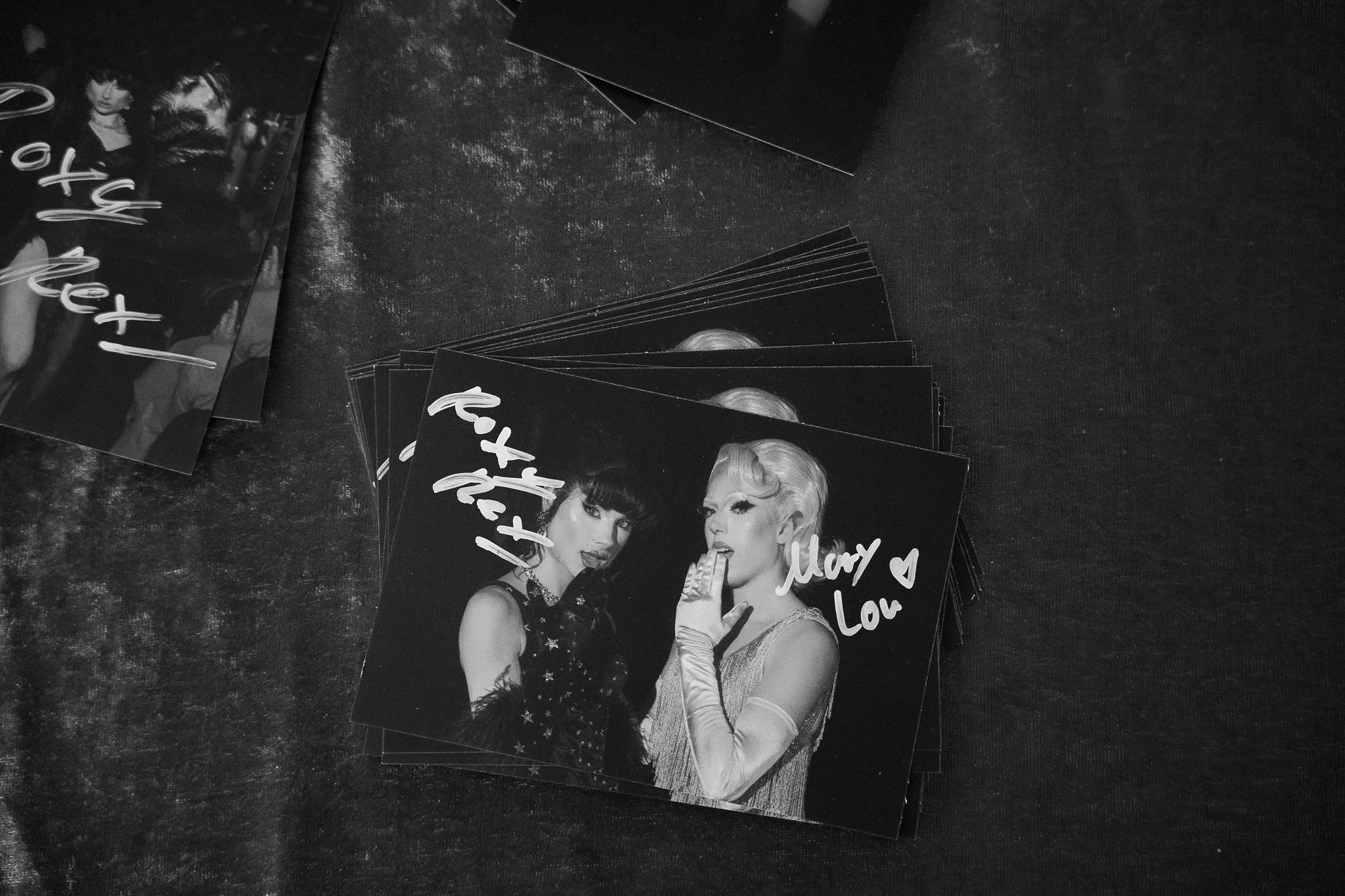 Signierte Fotokarten von Miss Roxy Rex und Miss Mary Lou der Whipped Cream Show aus Köln.