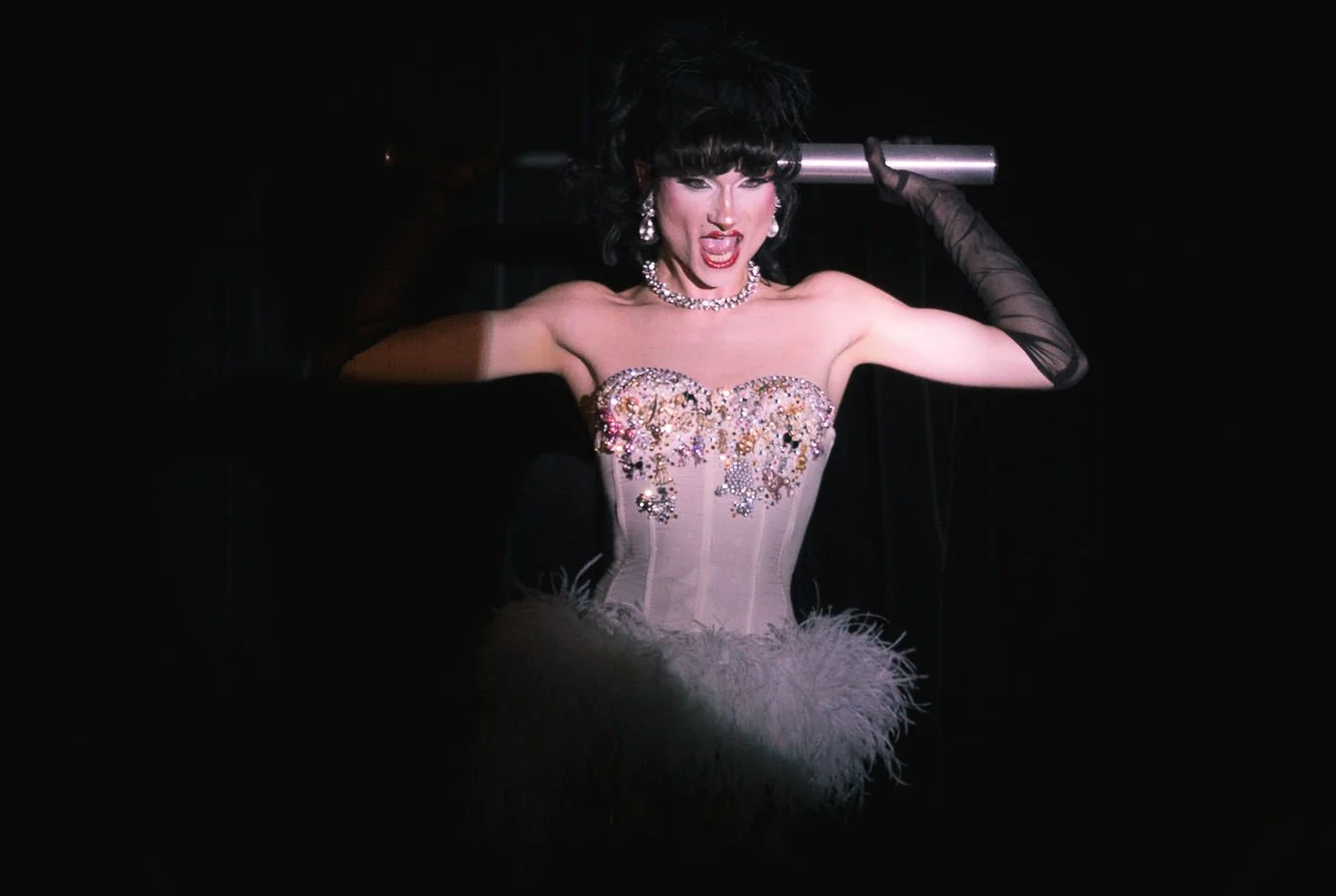 Miss Roxy Rex während einer Burlesque- und Drag-Performance auf der Bühne der Whipped Cream Show in Köln.