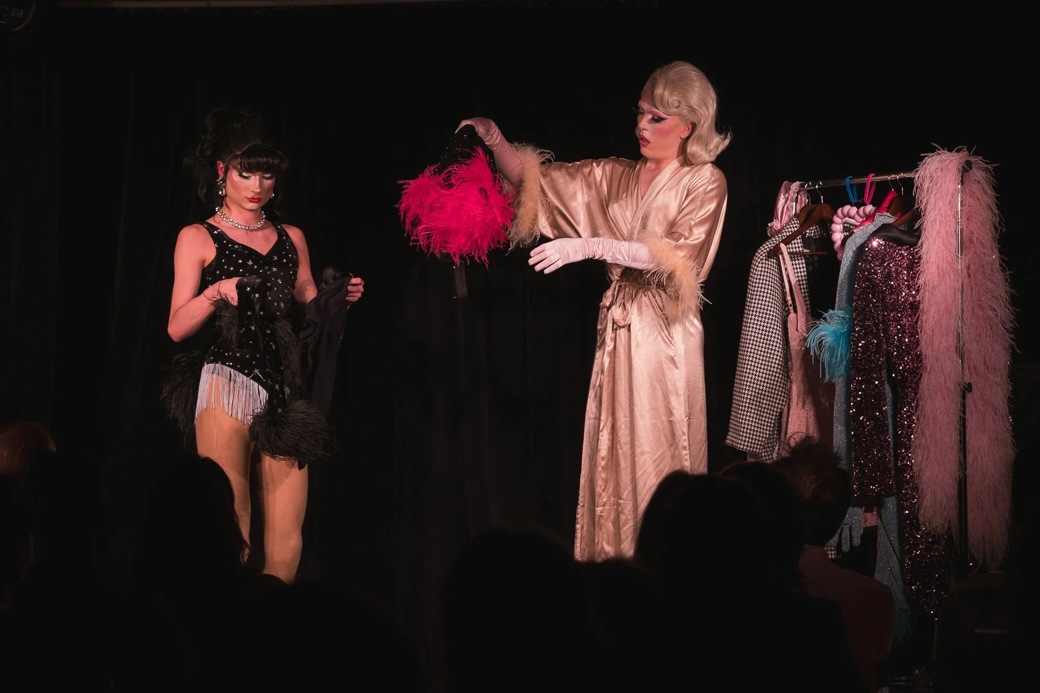 Miss Roxy Rex und Miss Mary Lou während einer inszenierten Bühnenszene mit Kostümen und Burlesque-Elementen bei Whipped Cream in Köln.