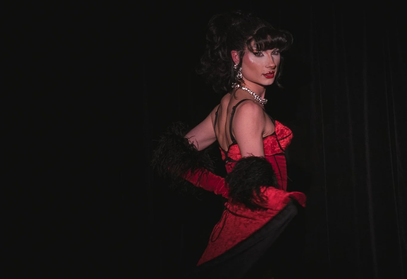 Portrait von Miss Roxy Rex während einer Burlesque- und Drag-Performance der Whipped Cream Show in Köln.