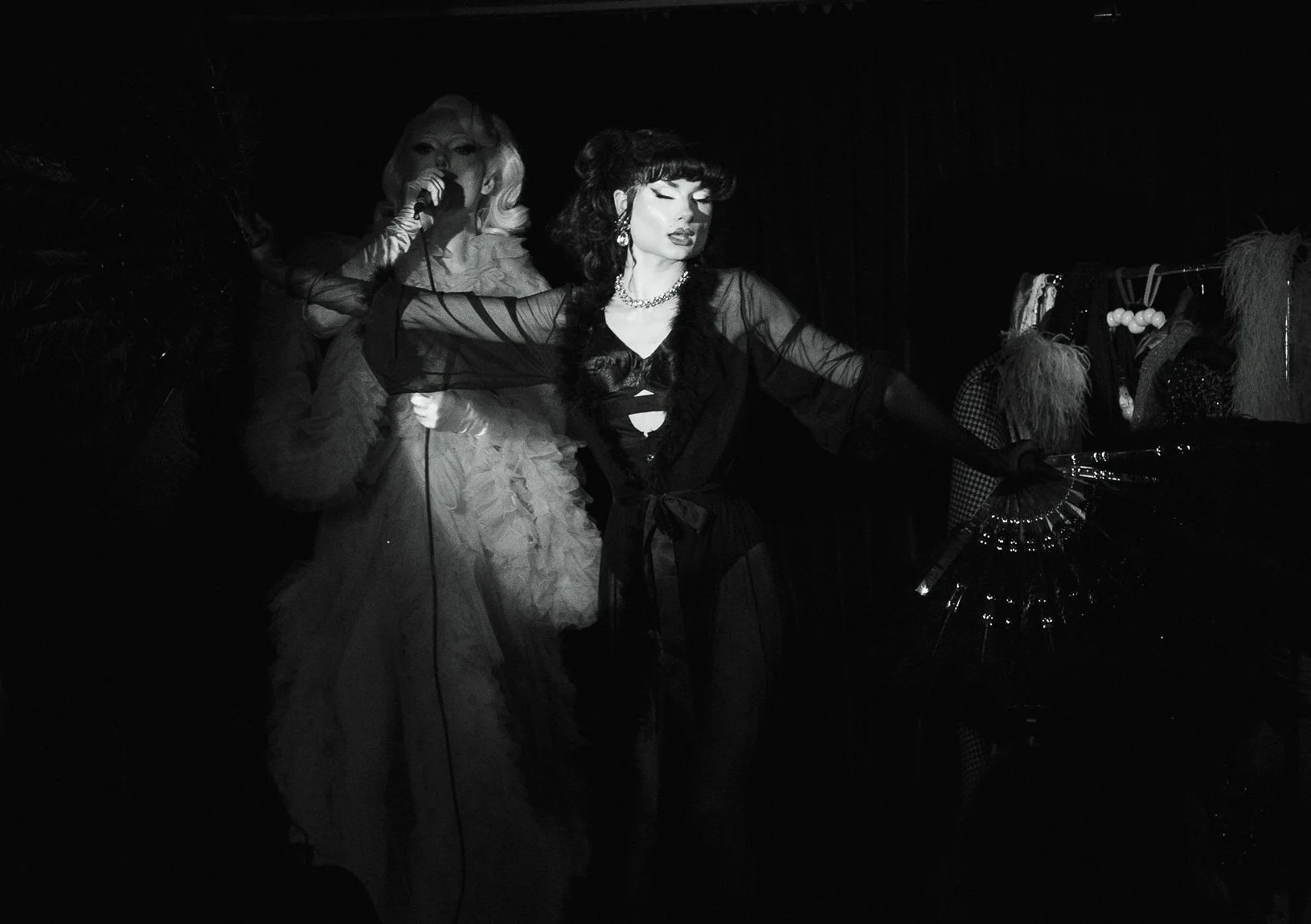 Miss Roxy Rex und Miss Mary Lou während einer künstlerischen Drag- und Theater-Performance der Whipped Cream Show in Köln.