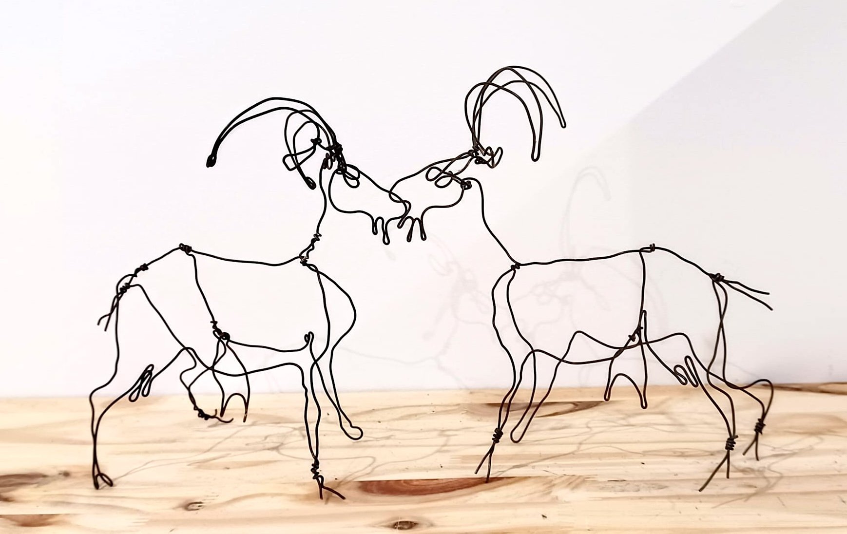 Le baiser. Deux chèvres en fil de fer recuit