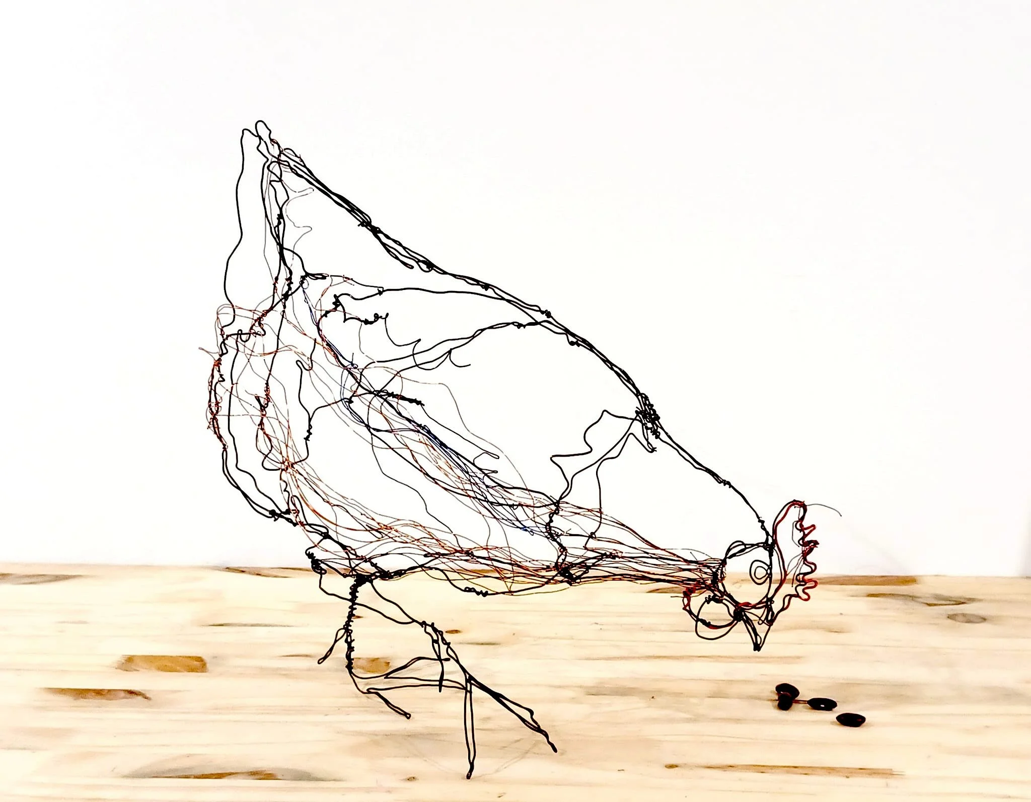 sculpture-poule-qui-picore-fil-de-fer-recuit.jpg