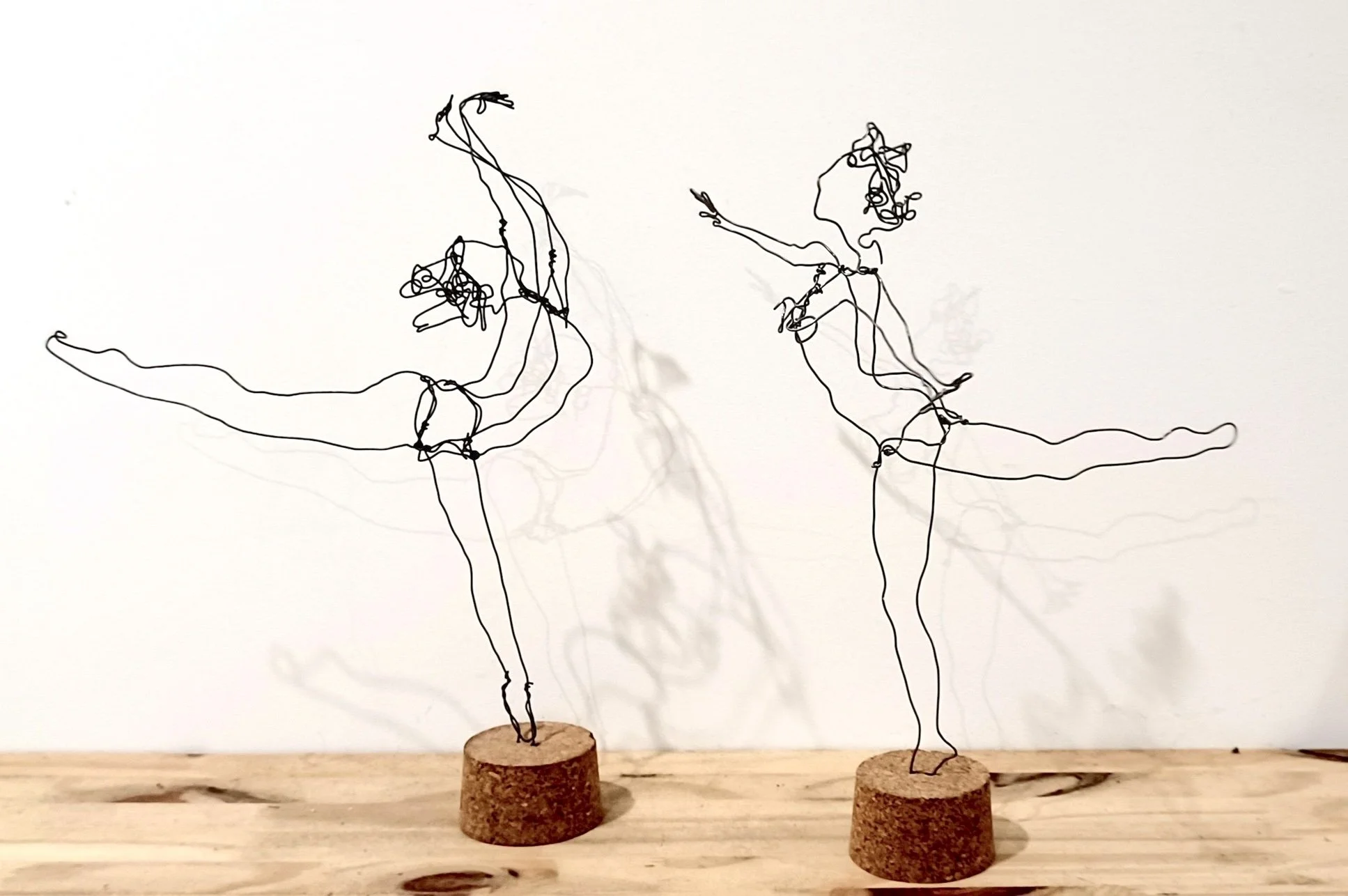 Sculptures de danseuses en fil de fer recuit