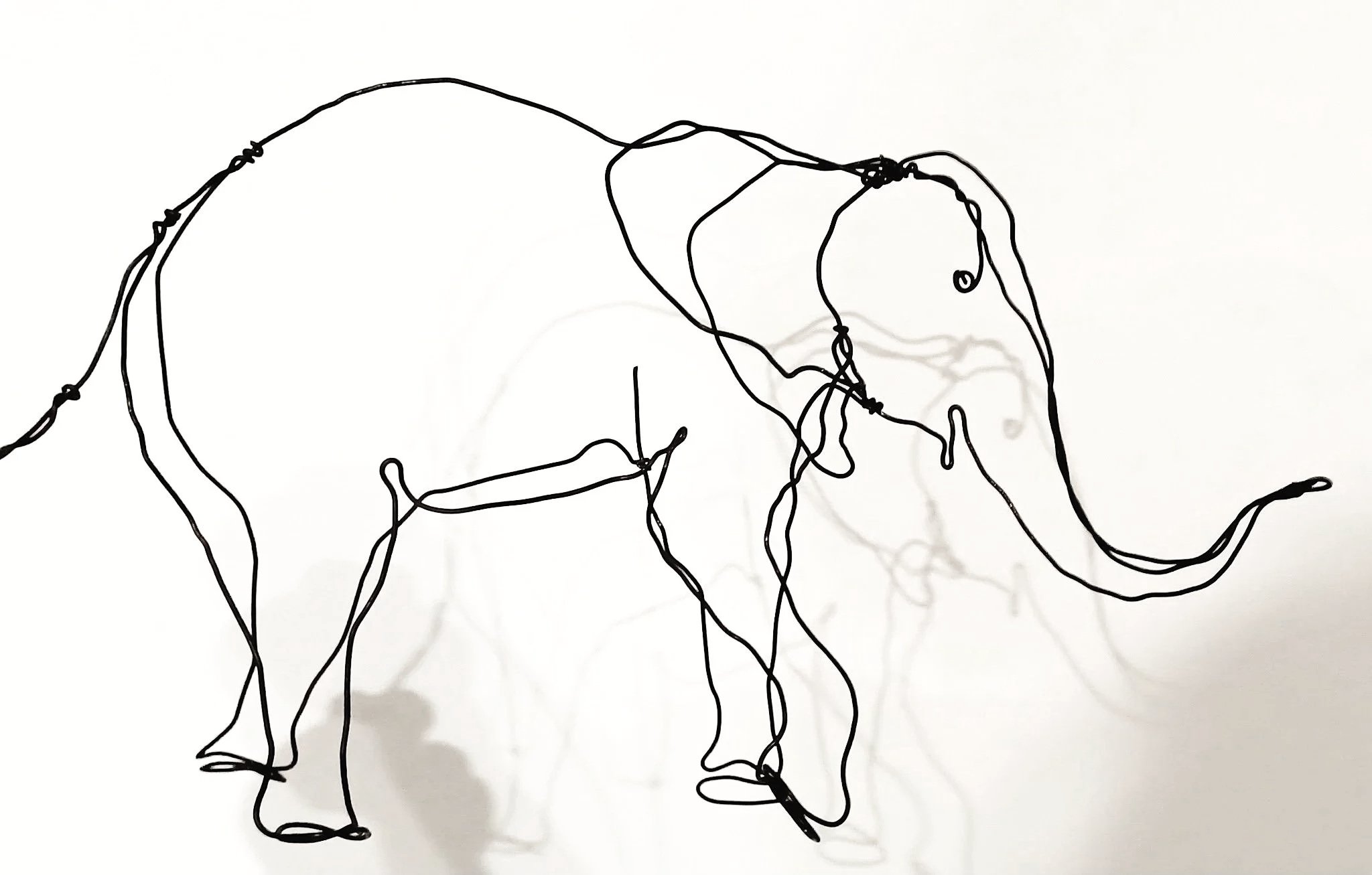 Sculpture d'un éléphant en fil de fer recuit
