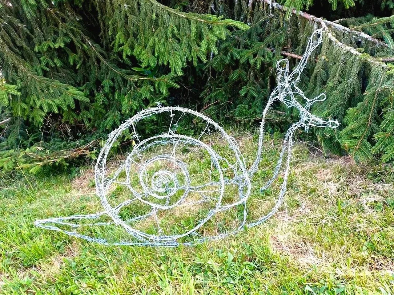 Grande sculpture d'escargot en fil barbelé