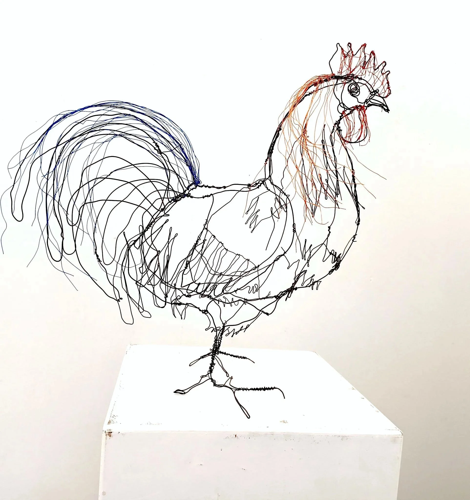 Coq en fil de fer recuit rehaussé de couleurs 