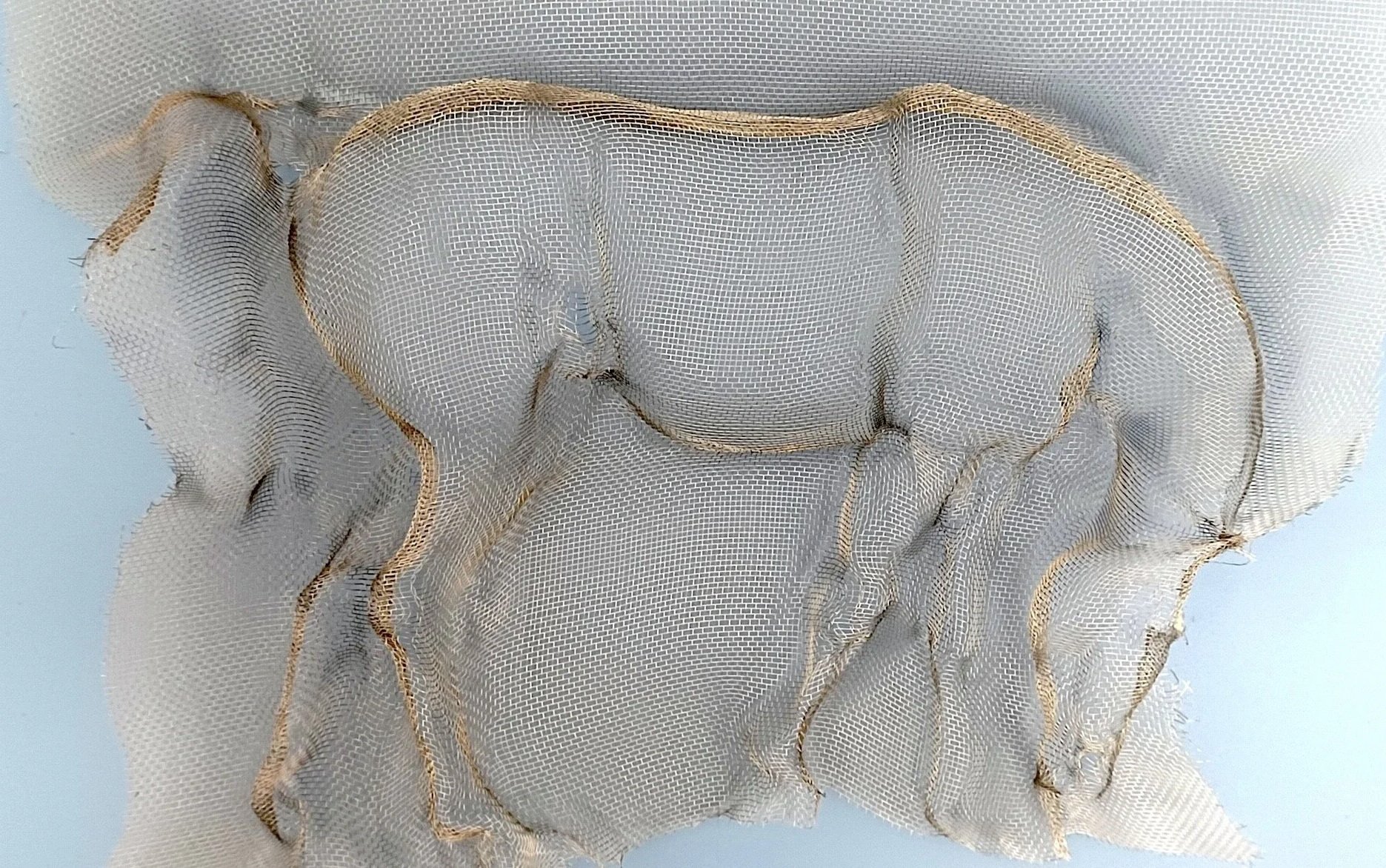 Cheval qui broute sculpté dans de la toile moustiquaire