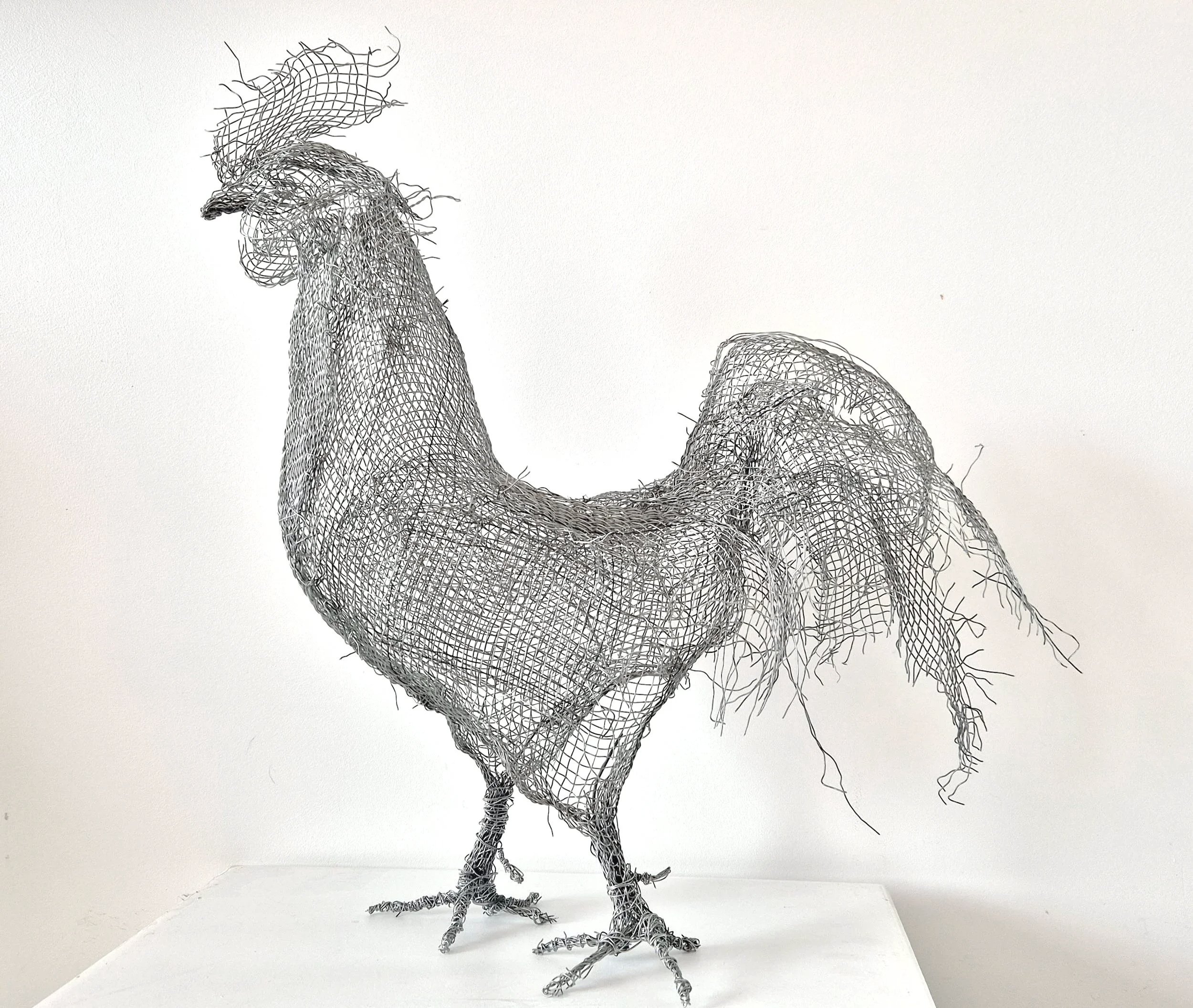 Sculpture d'un coq en grillage