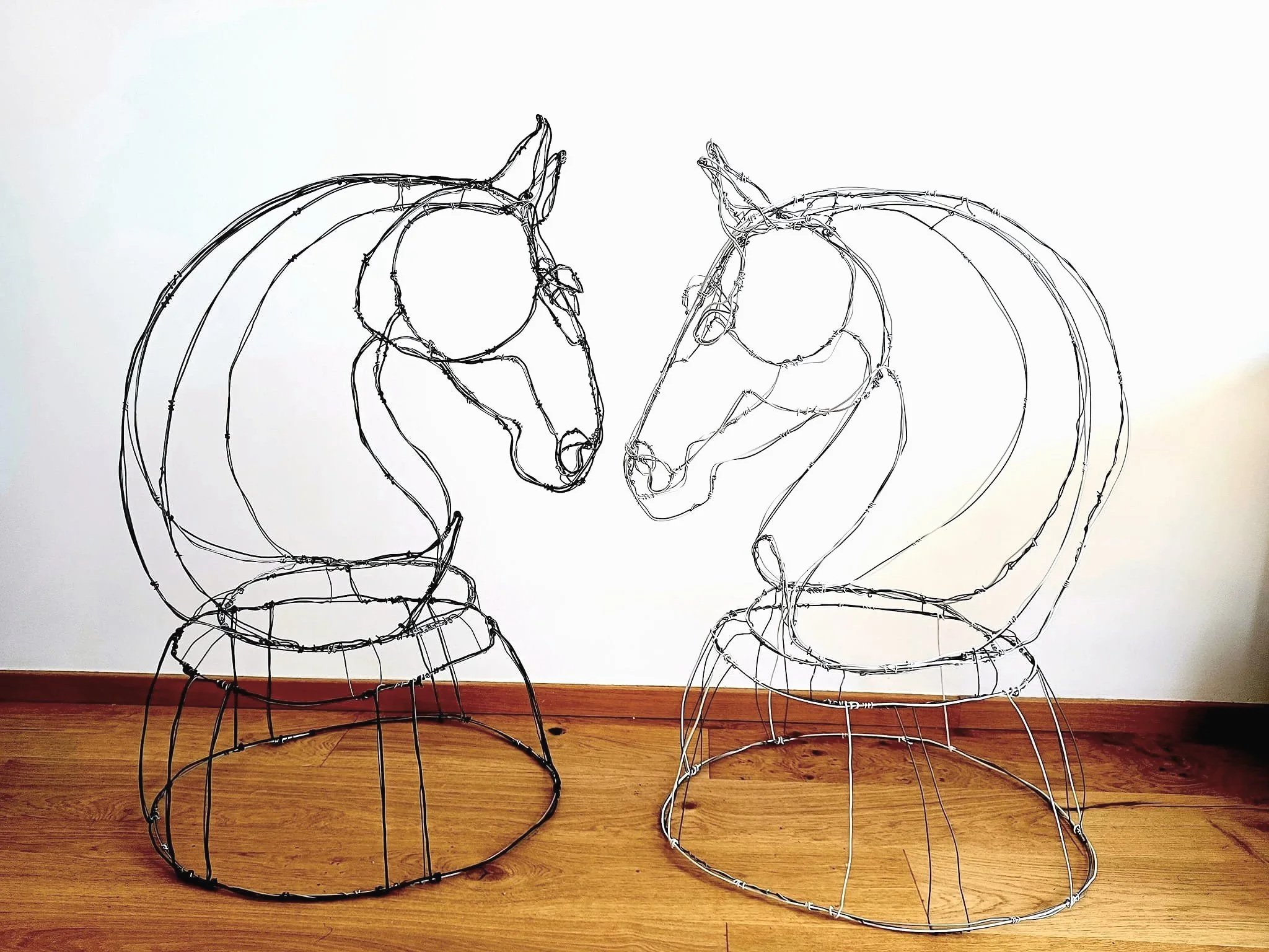 Deux têtes de chevaux en fil barbelé