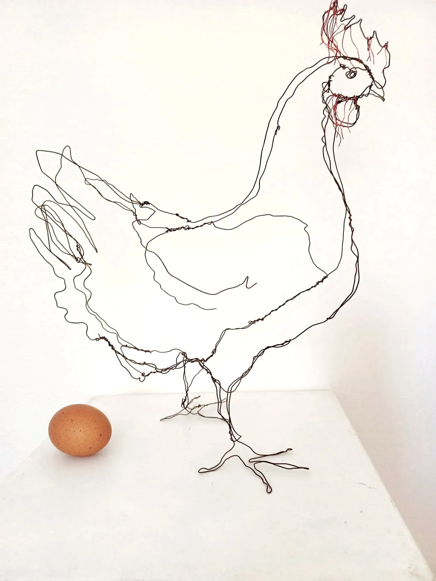 Sculpture de poule en fil de fer recuit rehaussé de couleurs 