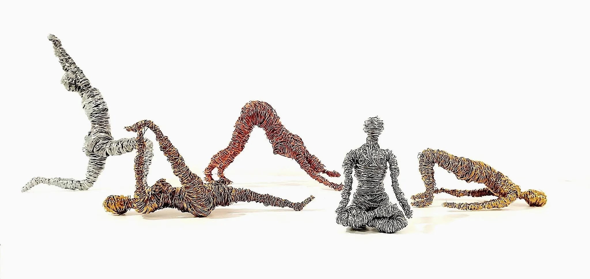 Sculptures de femmes en posture de yoga et méditation