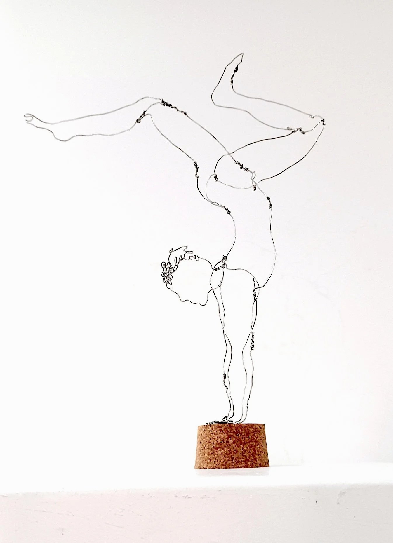 Sculpture d'un acrobate en fil de fer