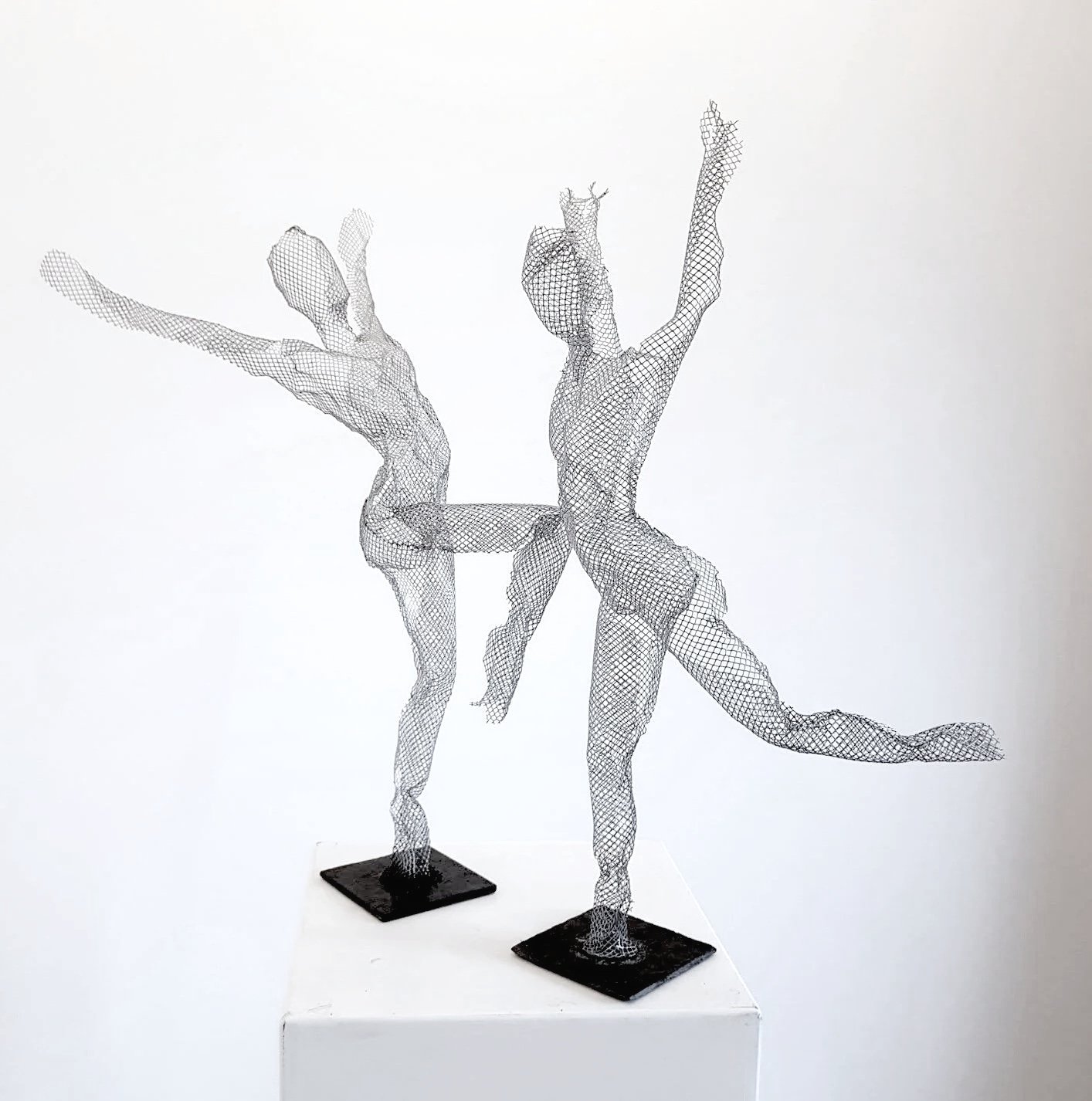 Sculptures de danseuses en grillage