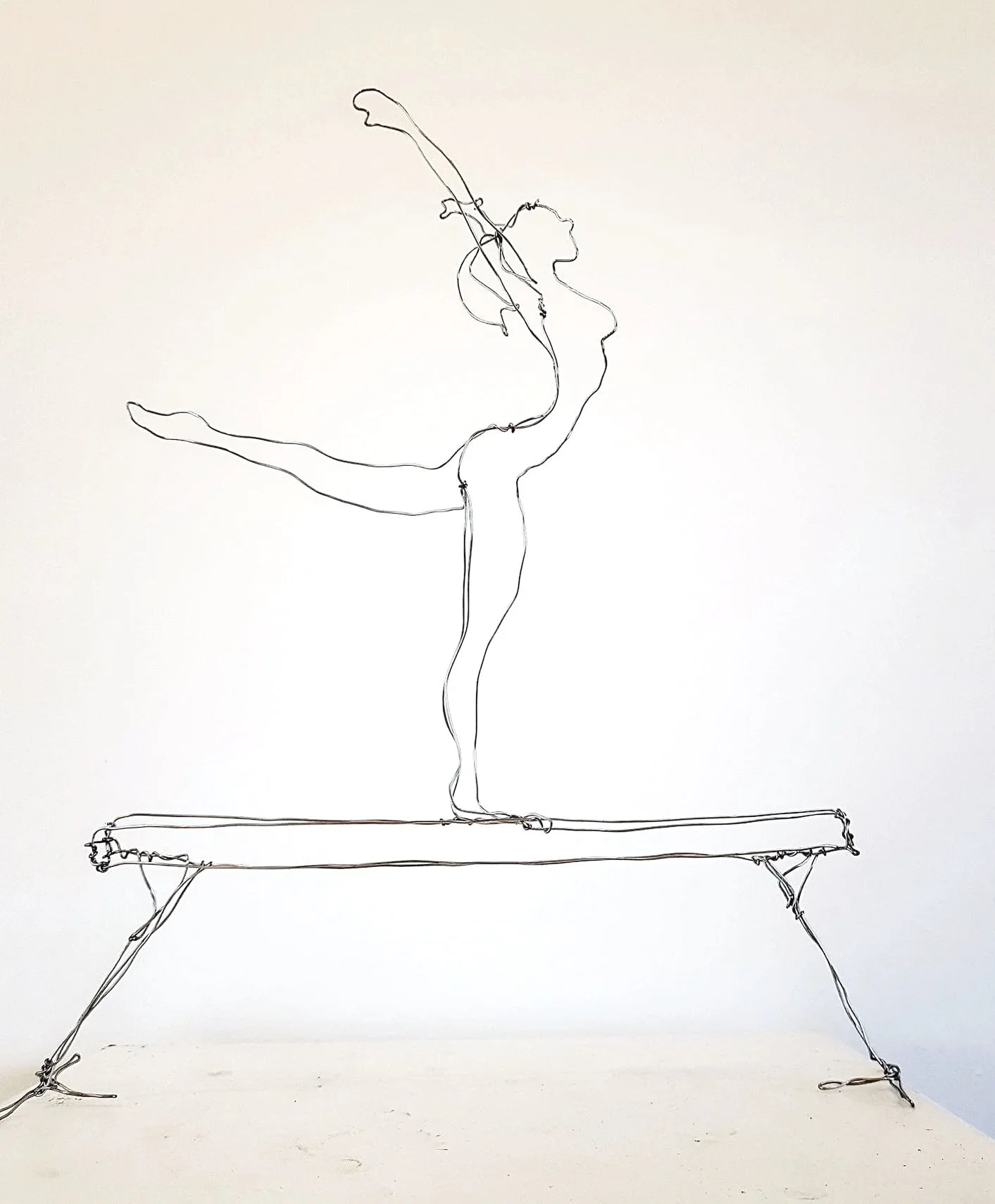 Sculpture d'une gymnaste sur la poutre, fil de fer 