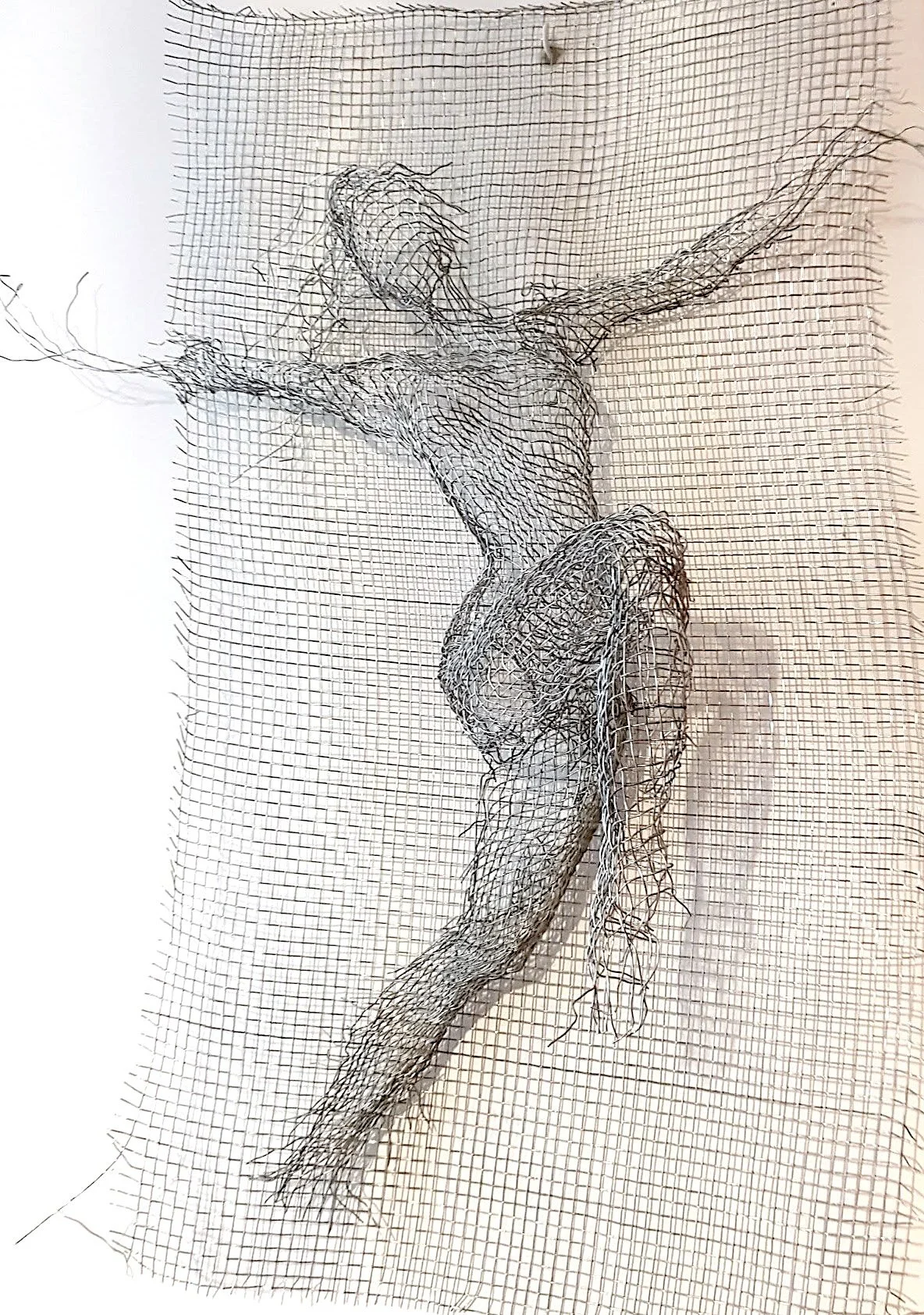 Sculpture murale de femme en grillage
