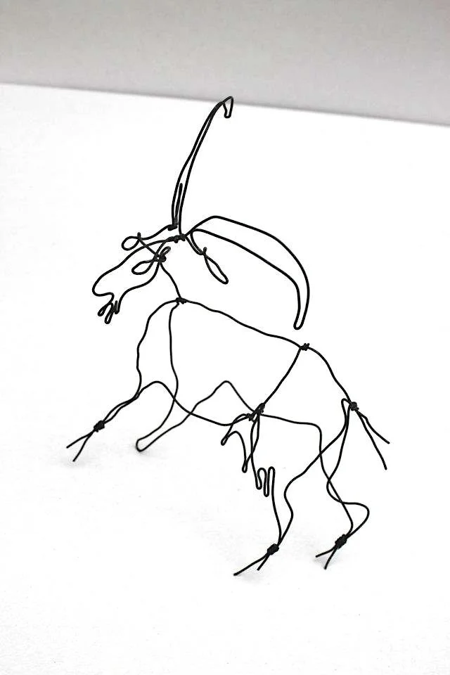 Sculpture d'une chèvre en fil de fer recuit