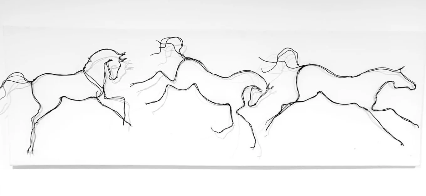 Trois chevaux en fil de fer sur toile
