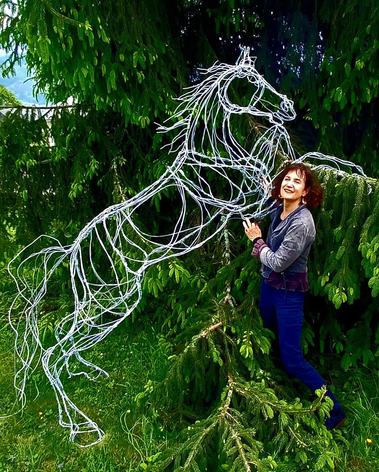 L'artiste Cosima Guérin à côté d'une de ses oeuvres : un cheval cabré grandeur nature
