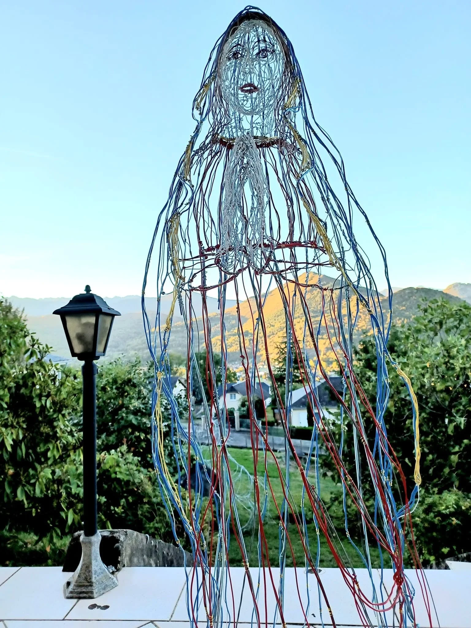 Sculpture de la vierge marie en fil de fer électrique couleurs