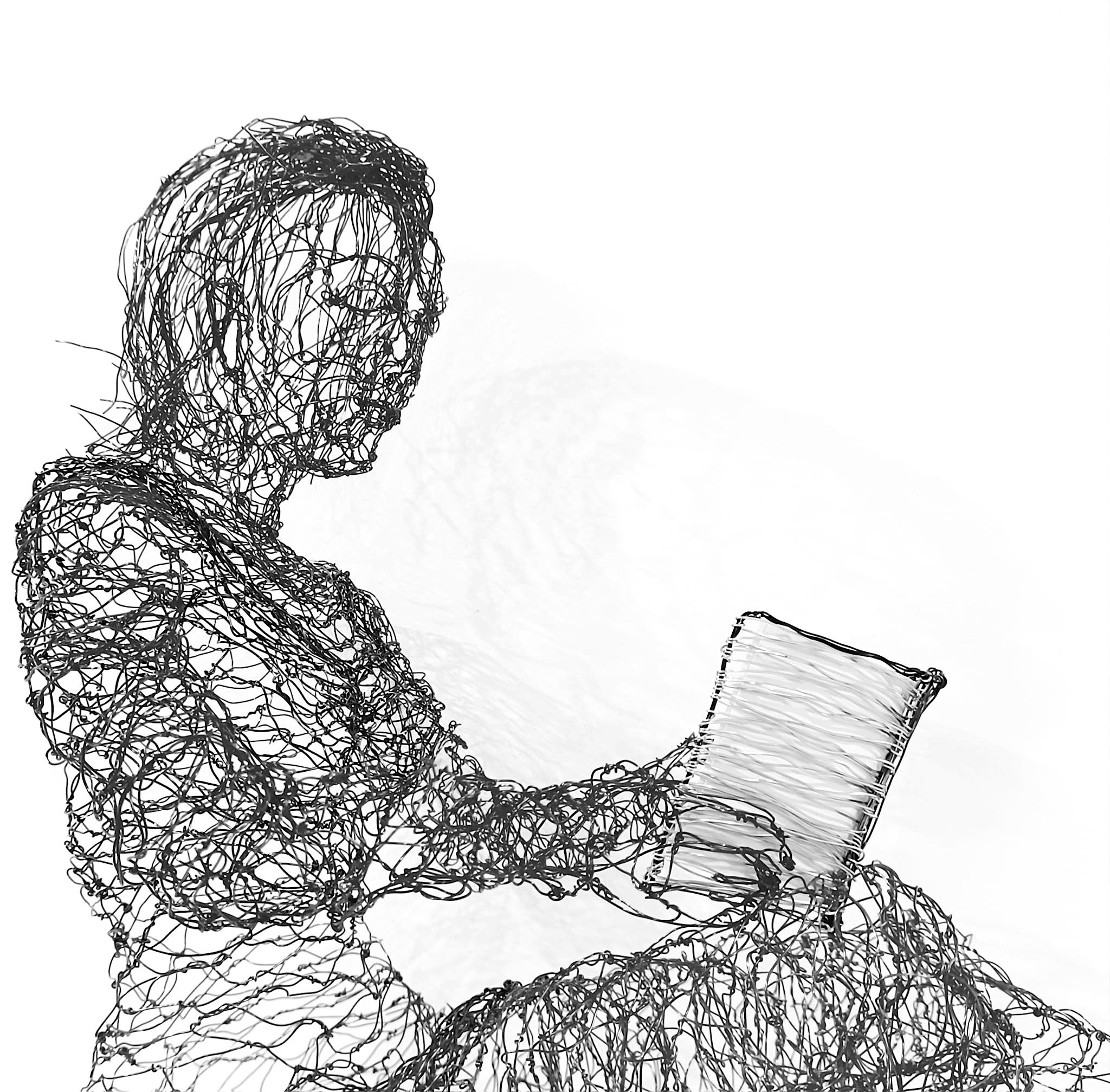 Sculpture d'une femme qui lit en fil de fer recuit