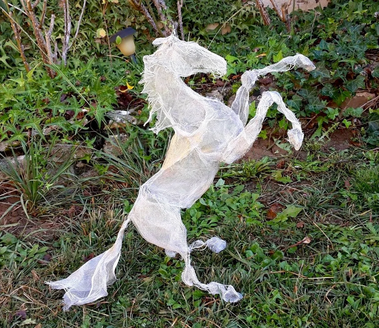 Cheval cabré en fil de fer et toile moustiquaire