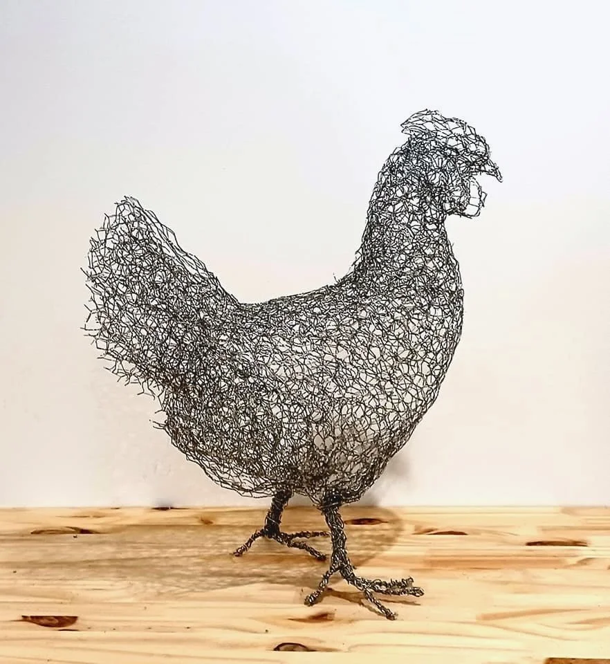 Une sculpture en fil de fer représentant une poule.