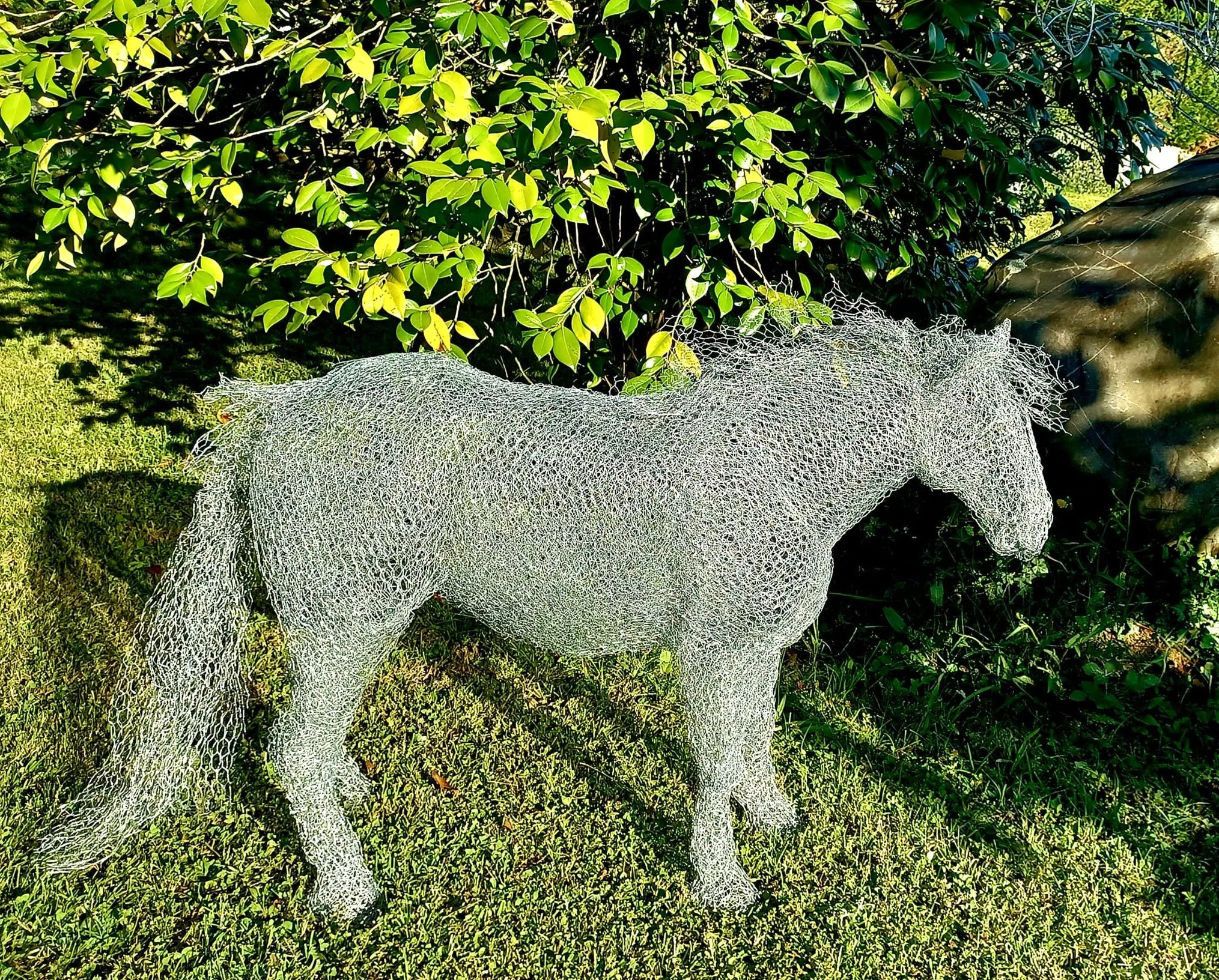 Grande sculpture de poney en grillage à poules